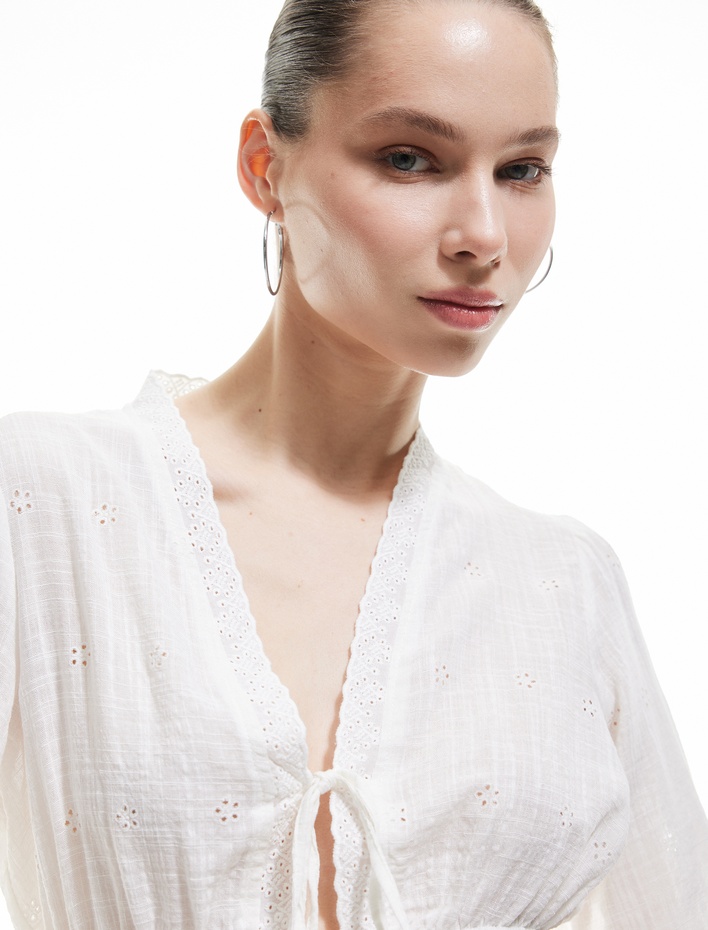  Brodeli V Yaka Bağcık Detaylı Uzun Kollu Viskon Karışımlı Bluz