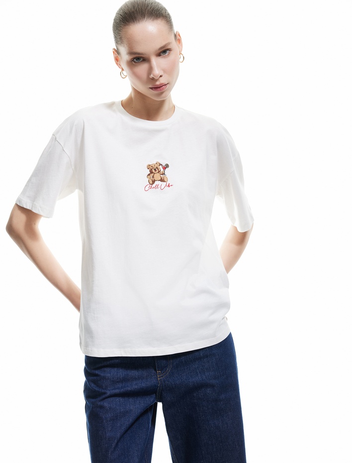  Ayıcık Nakış Detaylı Pamuklu Bisiklet Yaka Kısa Kollu Oversize Tişört