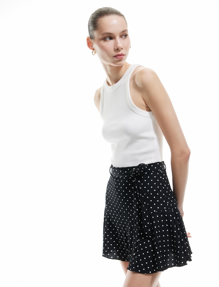  Kemer Detaylı Puantiyeli Bürümcük Rahat Kesim Mini Şort Etek