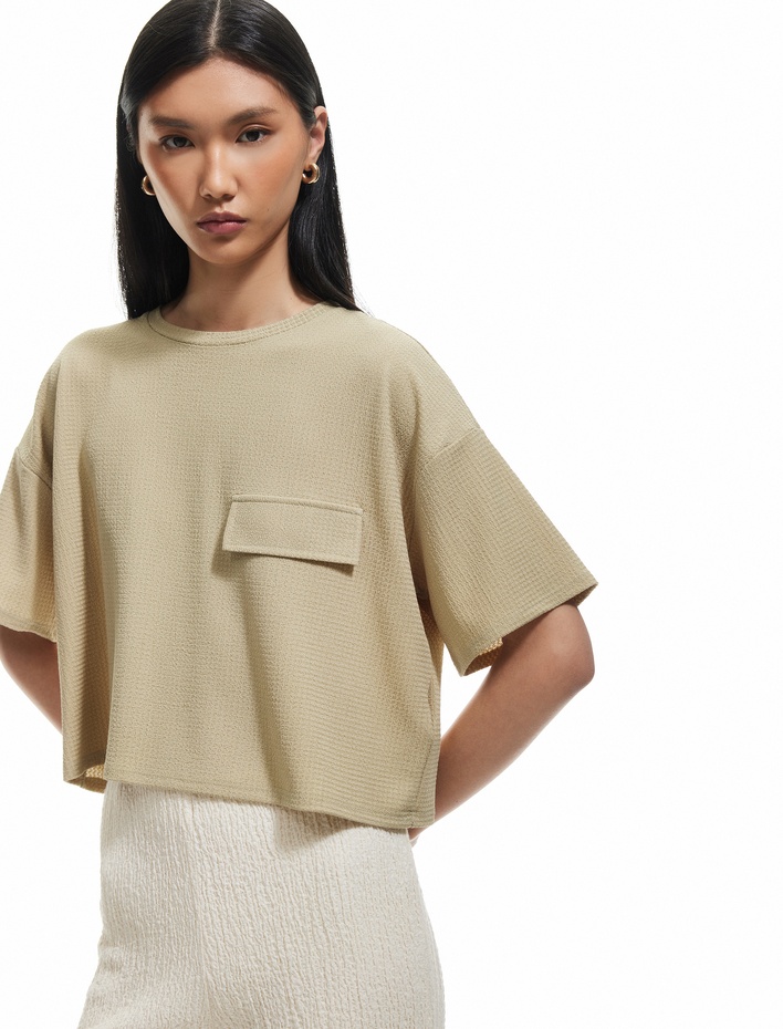  Aplike Detaylı Dokulu Bisiklet Yaka Kısa Kollu Tişört