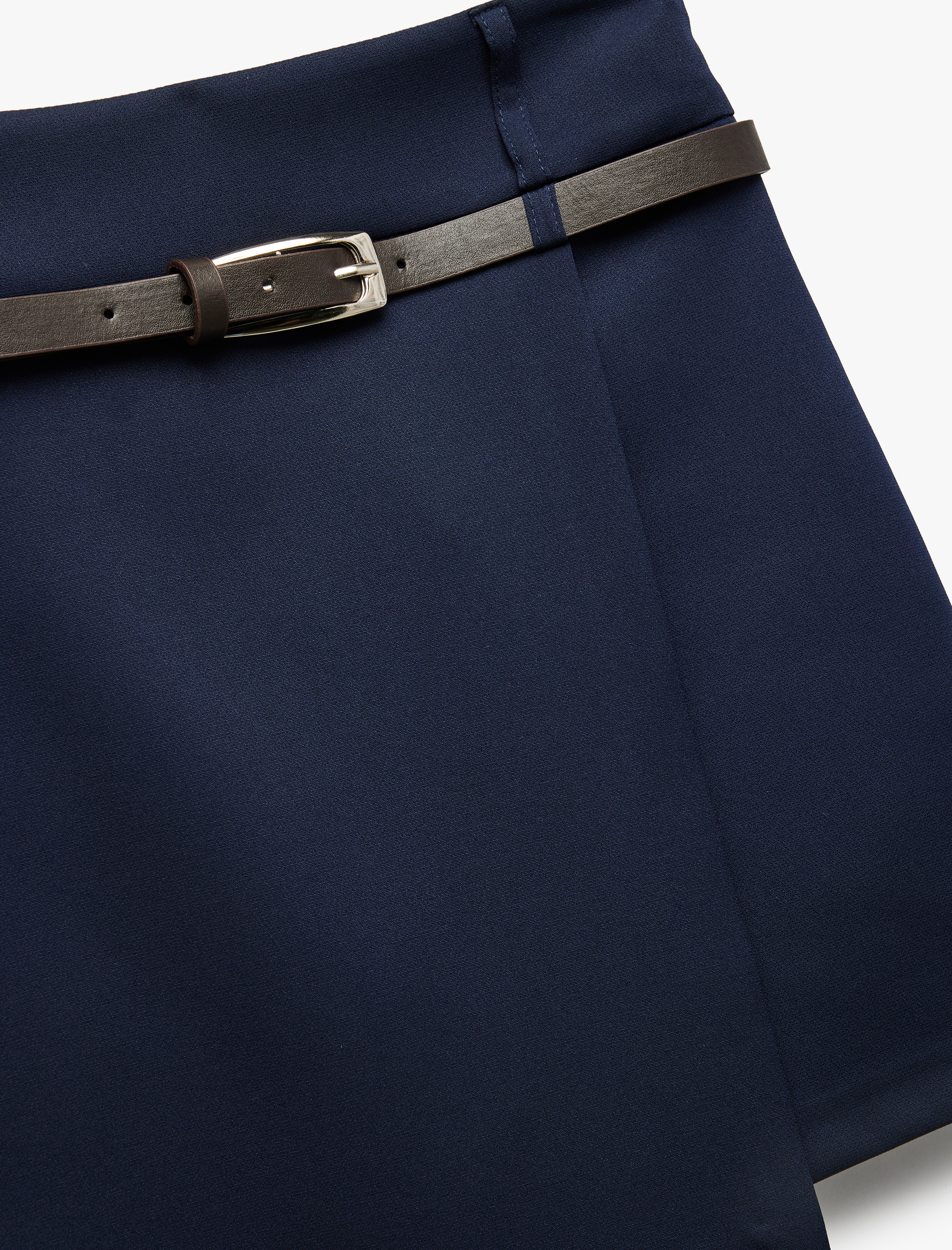   Regular Fit Kemer Detaylı Kruvaze Mini Şort Etek