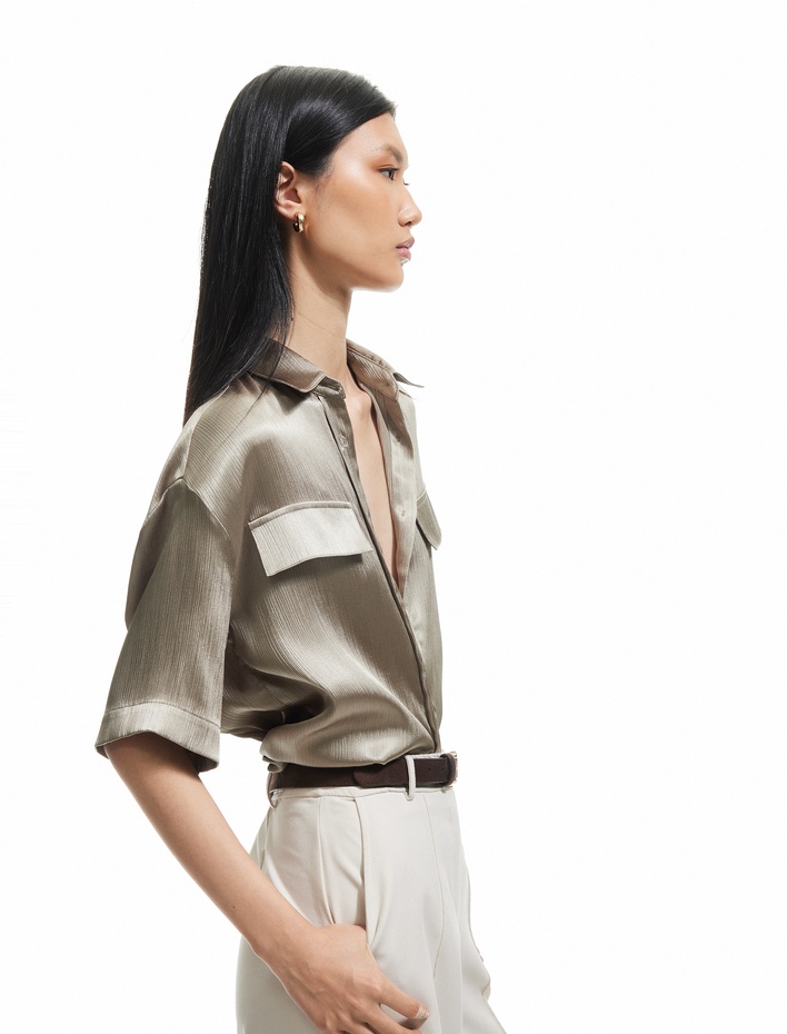  Kapaklı Cep Detaylı Kısa Kollu Saten Gömlek