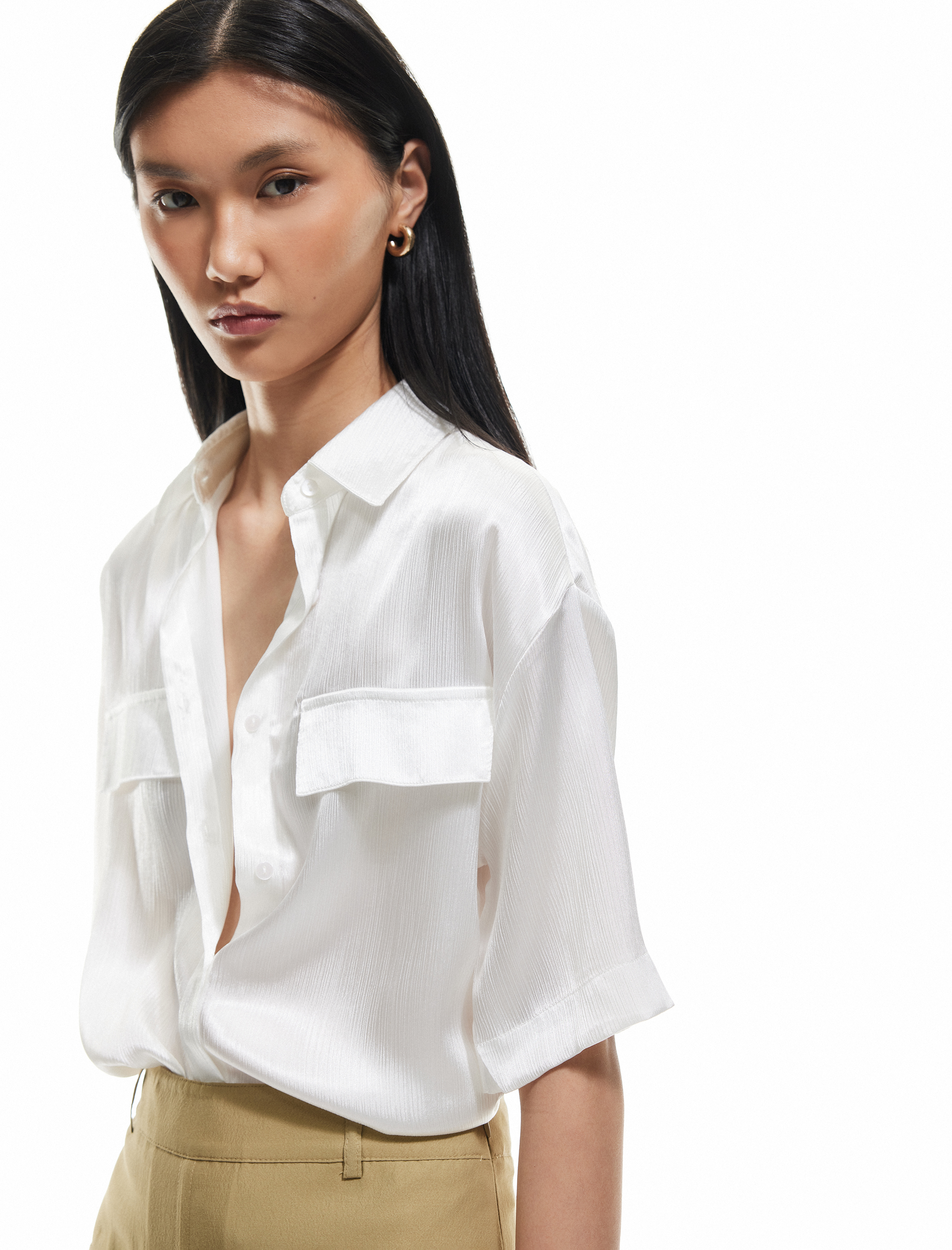   Kapaklı Cep Detaylı Kısa Kollu Saten Gömlek