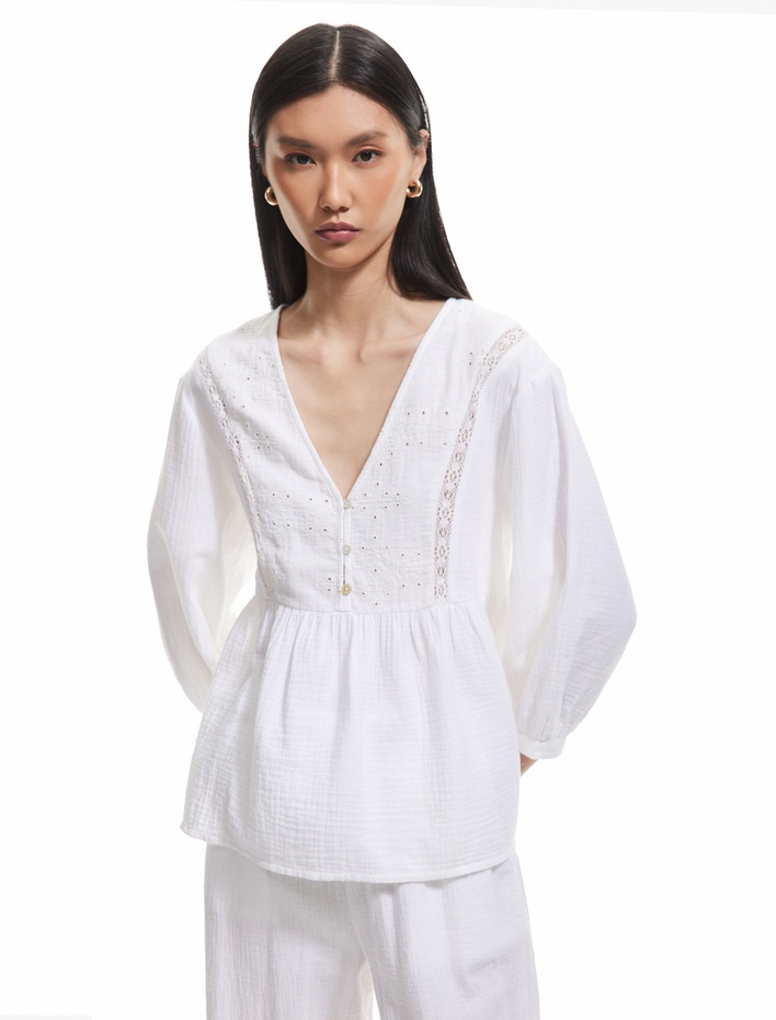  Pamuklu Bol Kalıp Nakış Detaylı V Yaka Fistolu Müslin Bluz