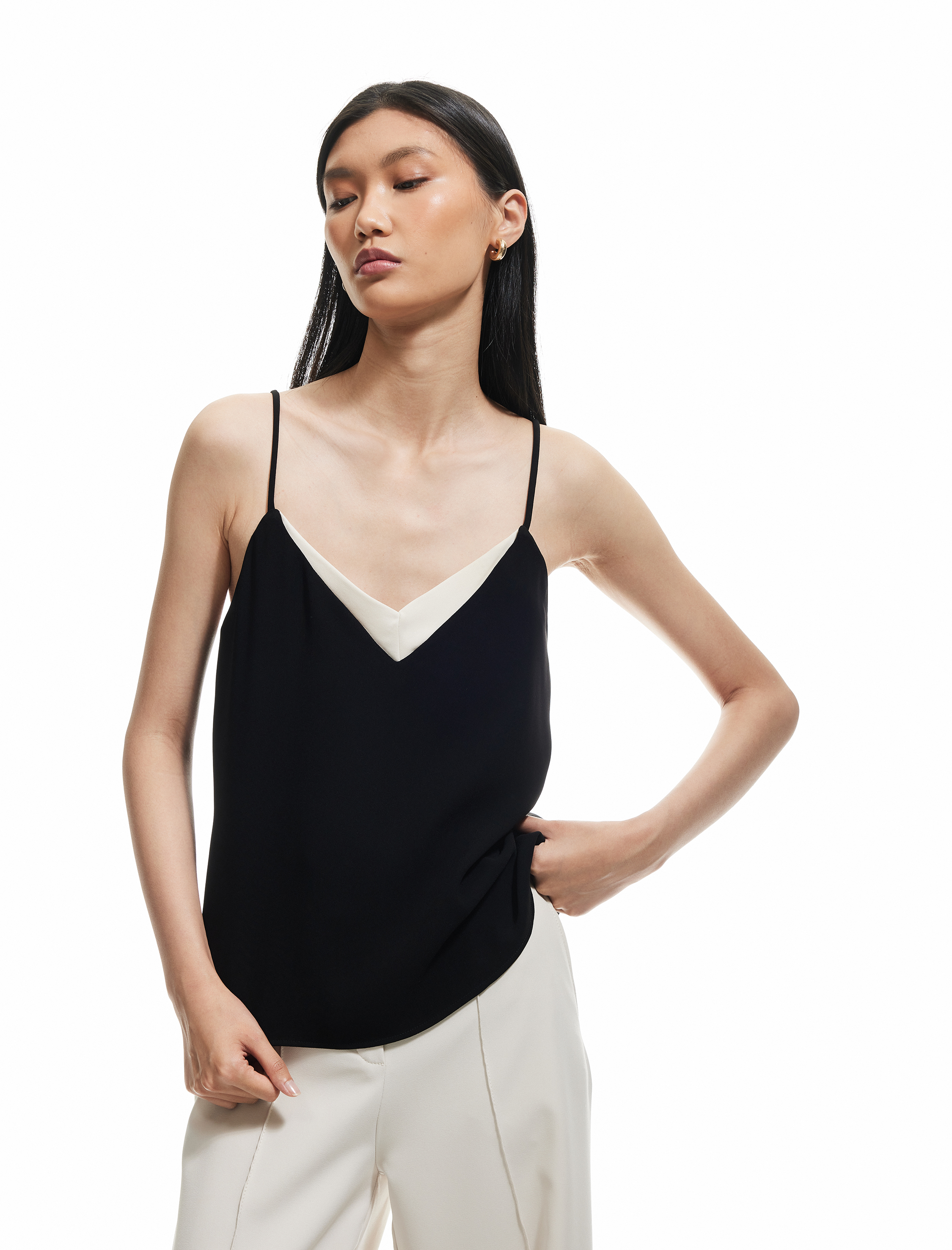   İki Farklı Kumaş Kullanımlı V Yaka İnce Askılı Bluz