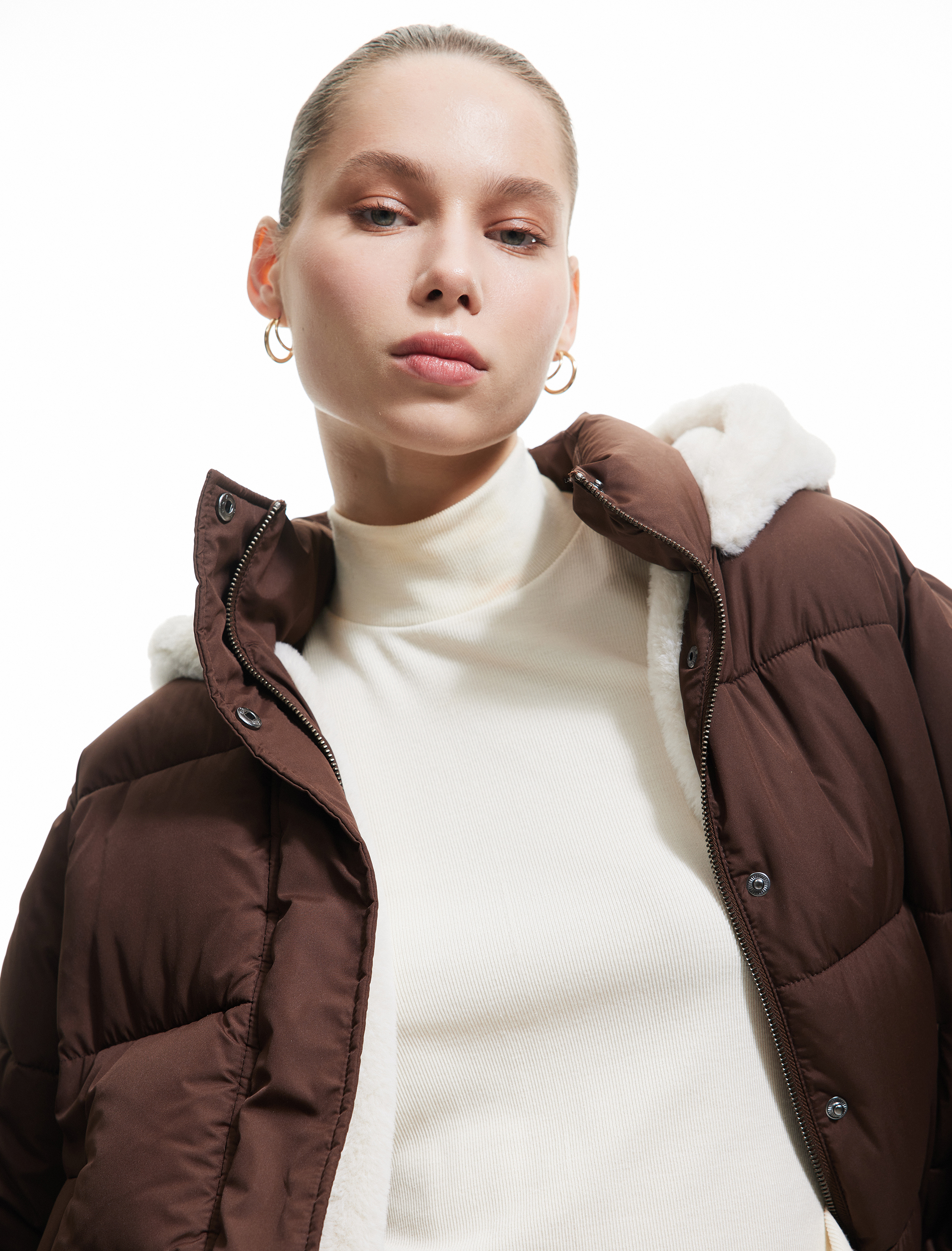   Kapüşonlu Fermuarlı İçi Peluş Çıtçıt Düğmeli Cepli Şişme Mont