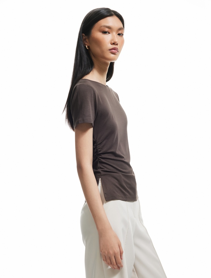  Drape Detaylı Slim Fit Kısa Kollu Yuvarlak Yaka Viskon Tişört