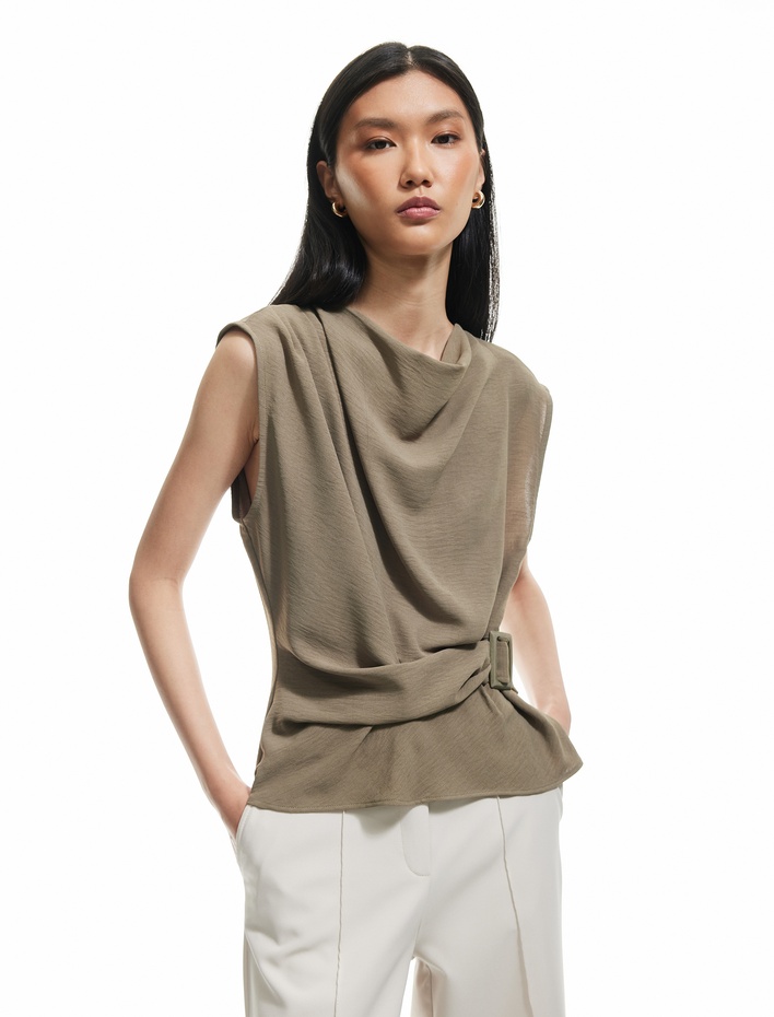  Aksesuar Detaylı Aerobin Kumaş Dökümlü Yaka Kolsuz Bluz