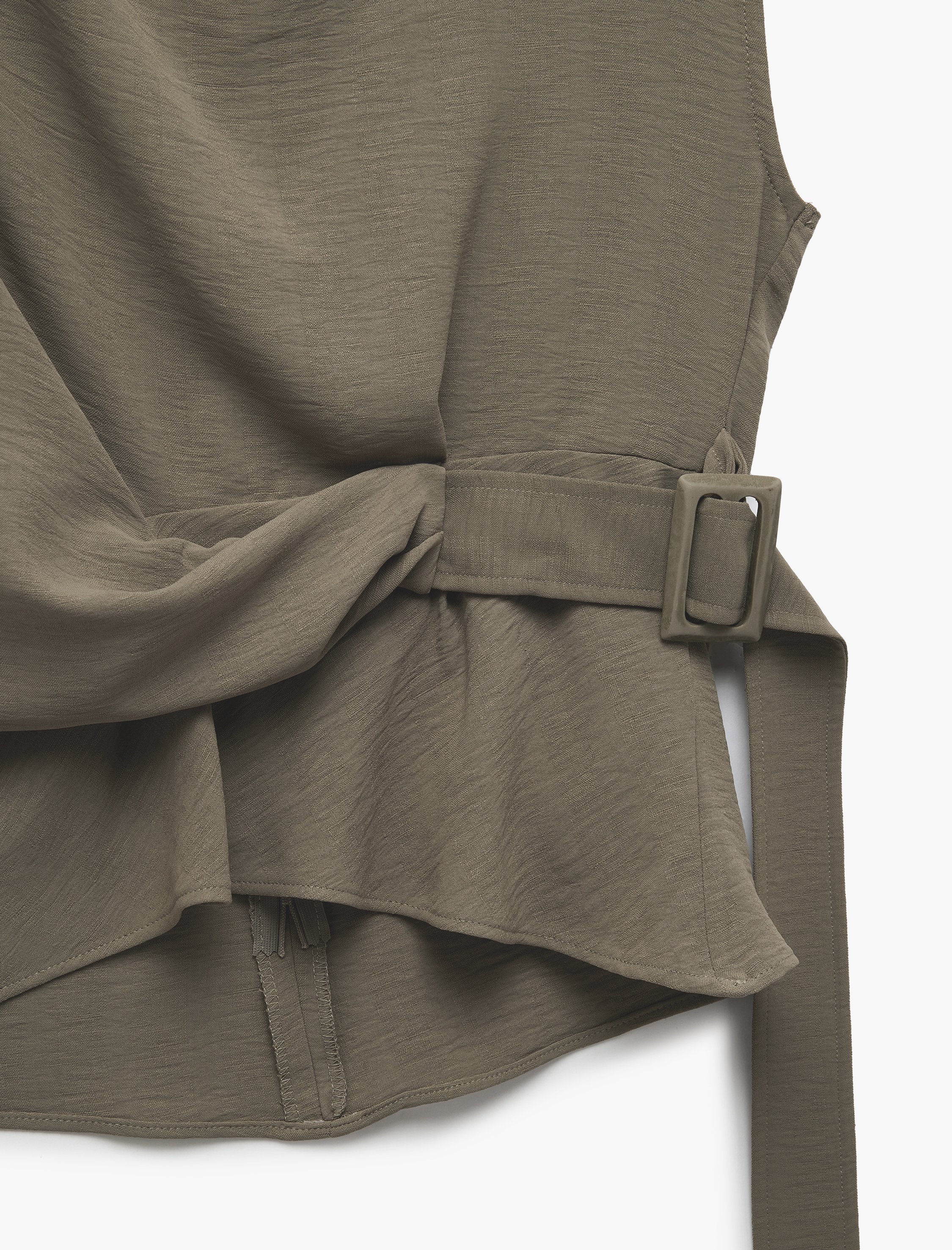   Aksesuar Detaylı Aerobin Kumaş Dökümlü Yaka Kolsuz Bluz