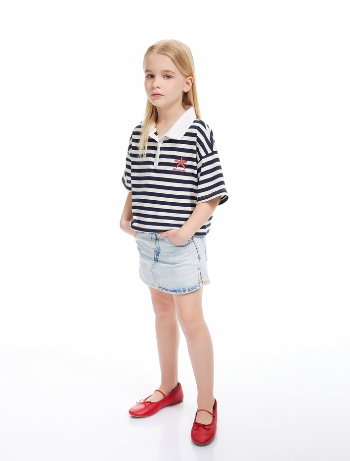 Kız Çocuk Pamuklu Oversize İşleme Detaylı Kısa Kollu Çizgili Gömlek Yaka Crop Tişört