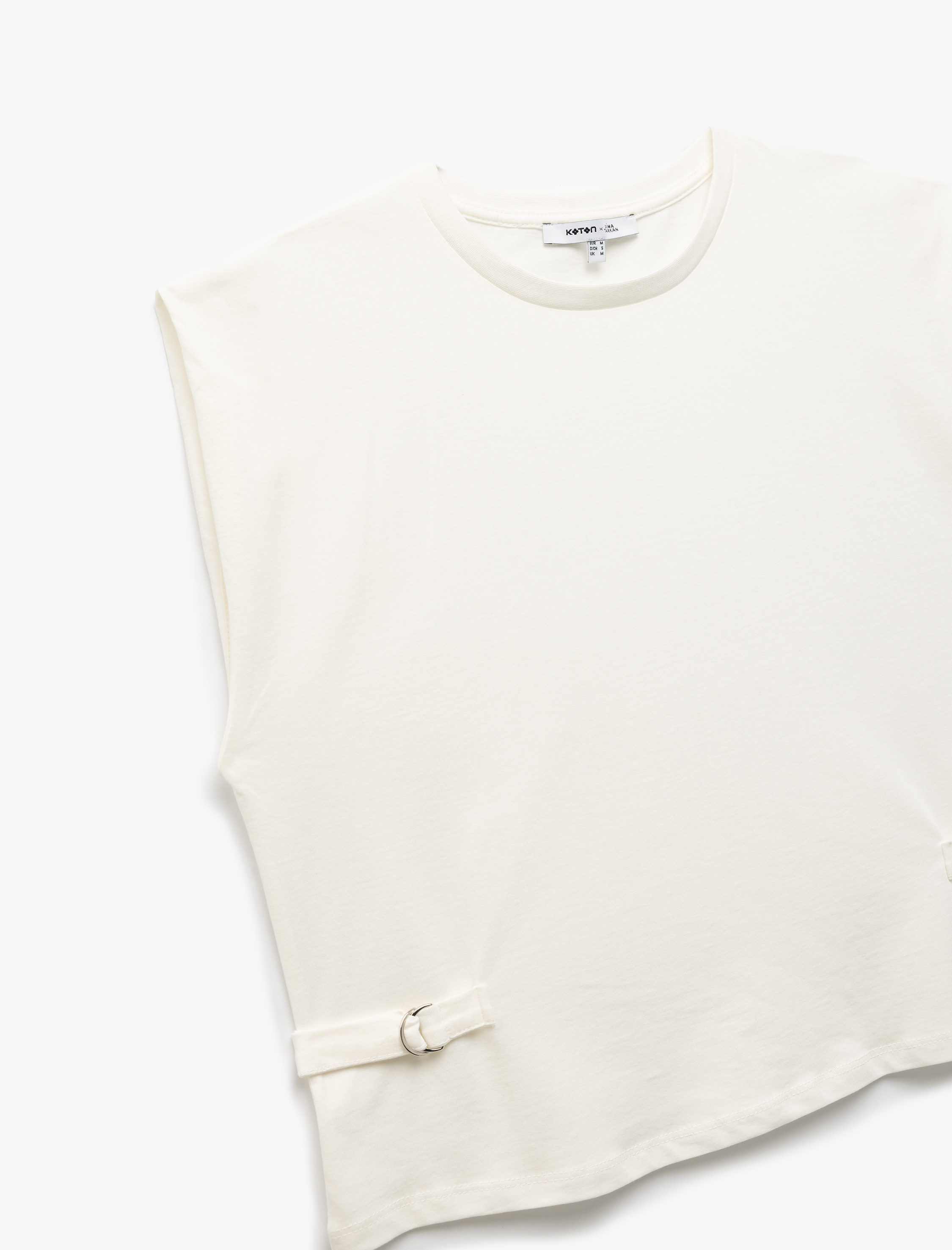   Koton X Sima Tarkan - Pamuklu Yanları Aksesuar Detaylı Bisiklet Yaka Kolsuz Tişört