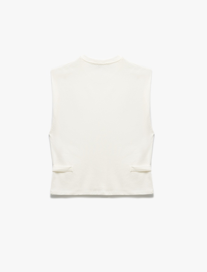  Koton X Sima Tarkan - Pamuklu Yanları Aksesuar Detaylı Bisiklet Yaka Kolsuz Tişört