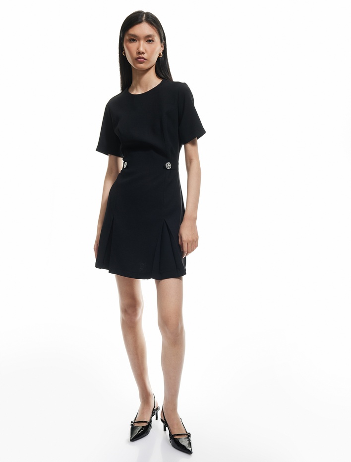  Düğmeli Yuvarlak Yaka Kısa Kollu A Kesim Diz Üstü Elbise