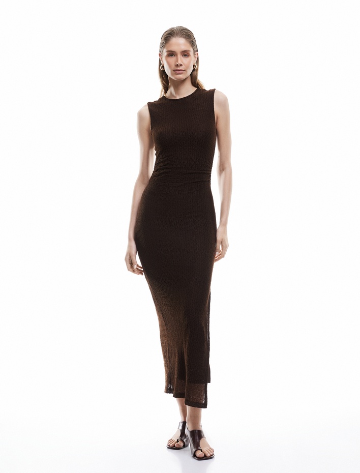  Koton X Sima Tarkan - Drapeli Yırtmaçlı Yuvarlak Yaka Kolsuz Kalem Uzun Bürümcük Elbise