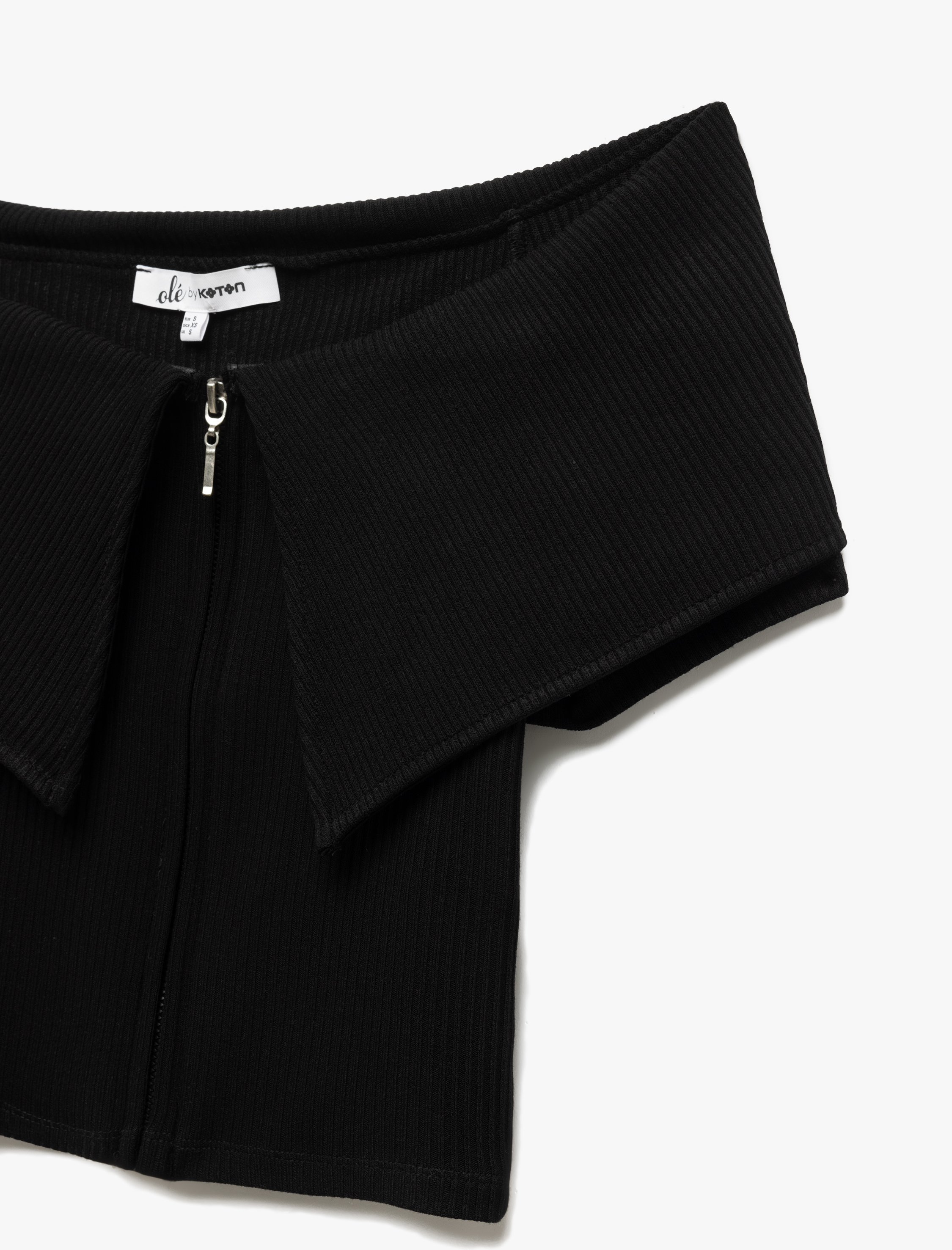   Viskon Dar Kesim Omzu Açık Yaka Detaylı Kısa Kollu Fermuarlı Tişört