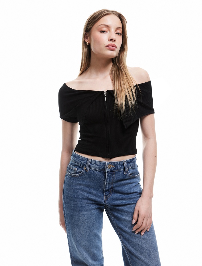  Viskon Dar Kesim Omzu Açık Yaka Detaylı Kısa Kollu Fermuarlı Tişört