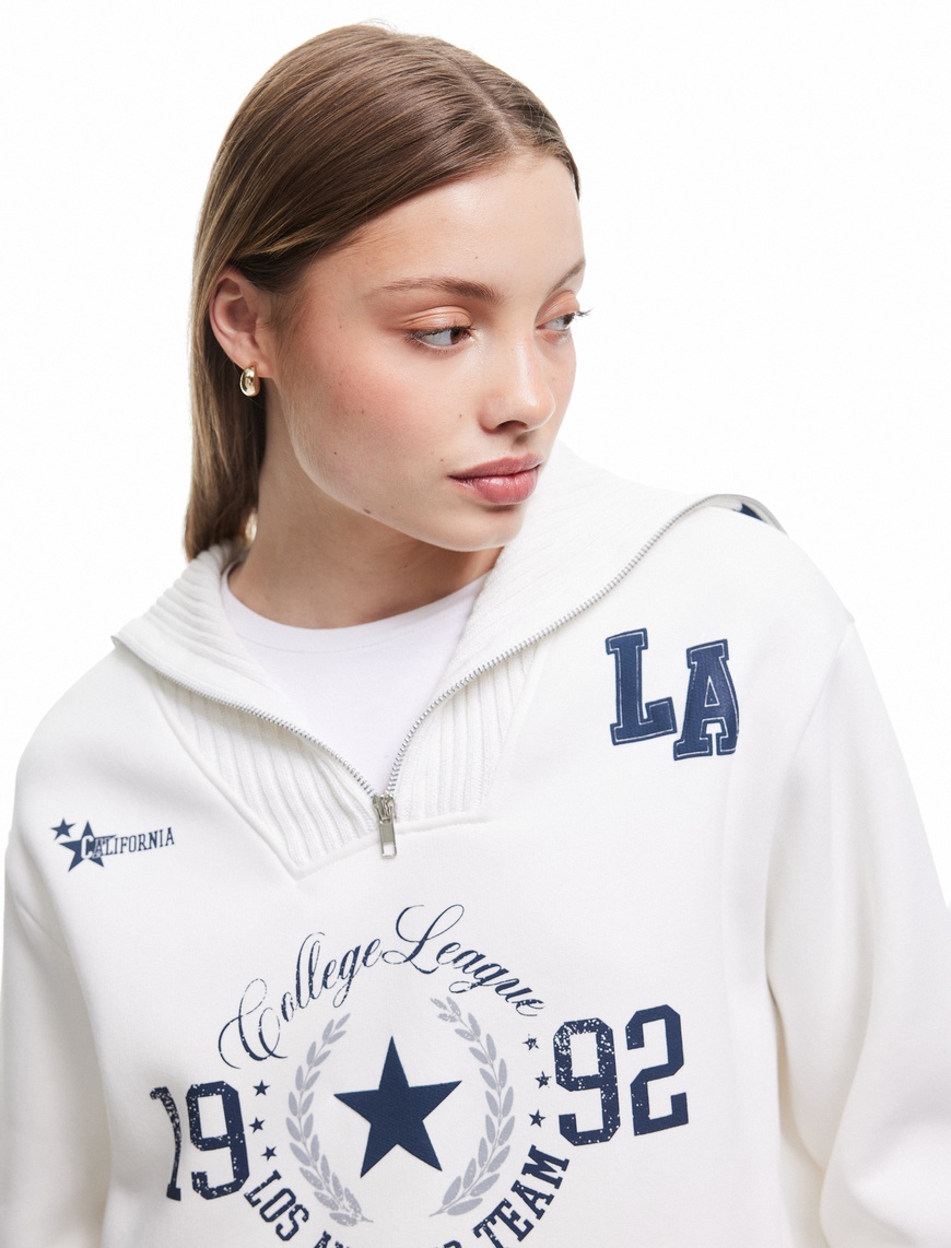   Şardonlu Yarım Fermuarlı Geniş Yaka Kolej Temalı Baskılı Sweatshirt