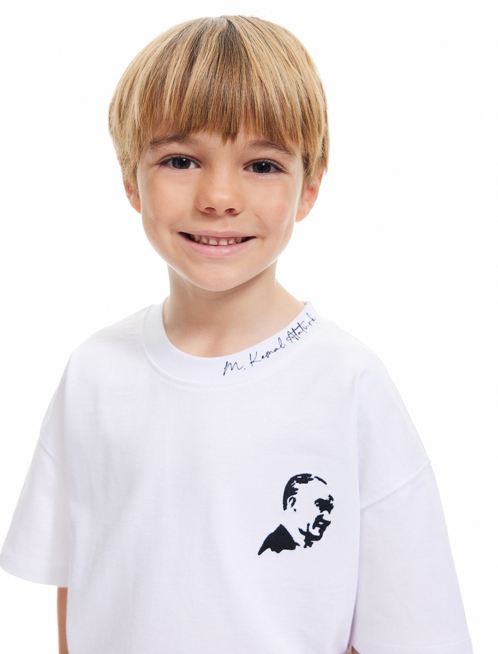 Erkek Çocuk Atatürk Baskılı İşleme Detaylı Bisiklet Yaka Pamuklu Kısa Kollu Tişört