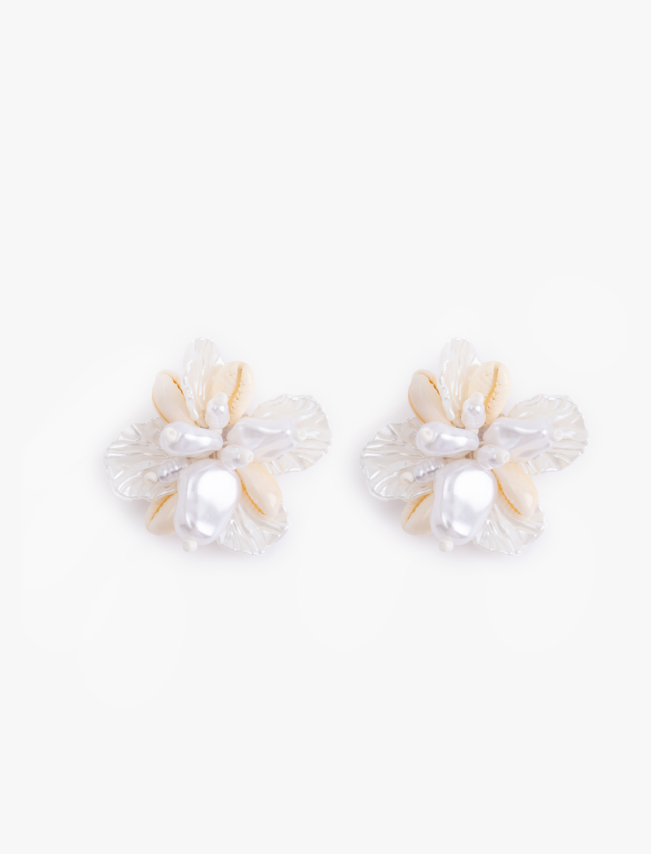  Kadın Çelik Karışımlı İnci ve Deniz Kabuğu Detaylı Çiçek Küpe