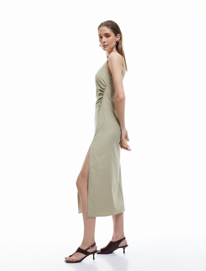  Koton X Sima Tarkan - Viskon Kumaş Drapeli Yuvarlak Yaka Kolsuz Midi Yırtmaçlı Elbise