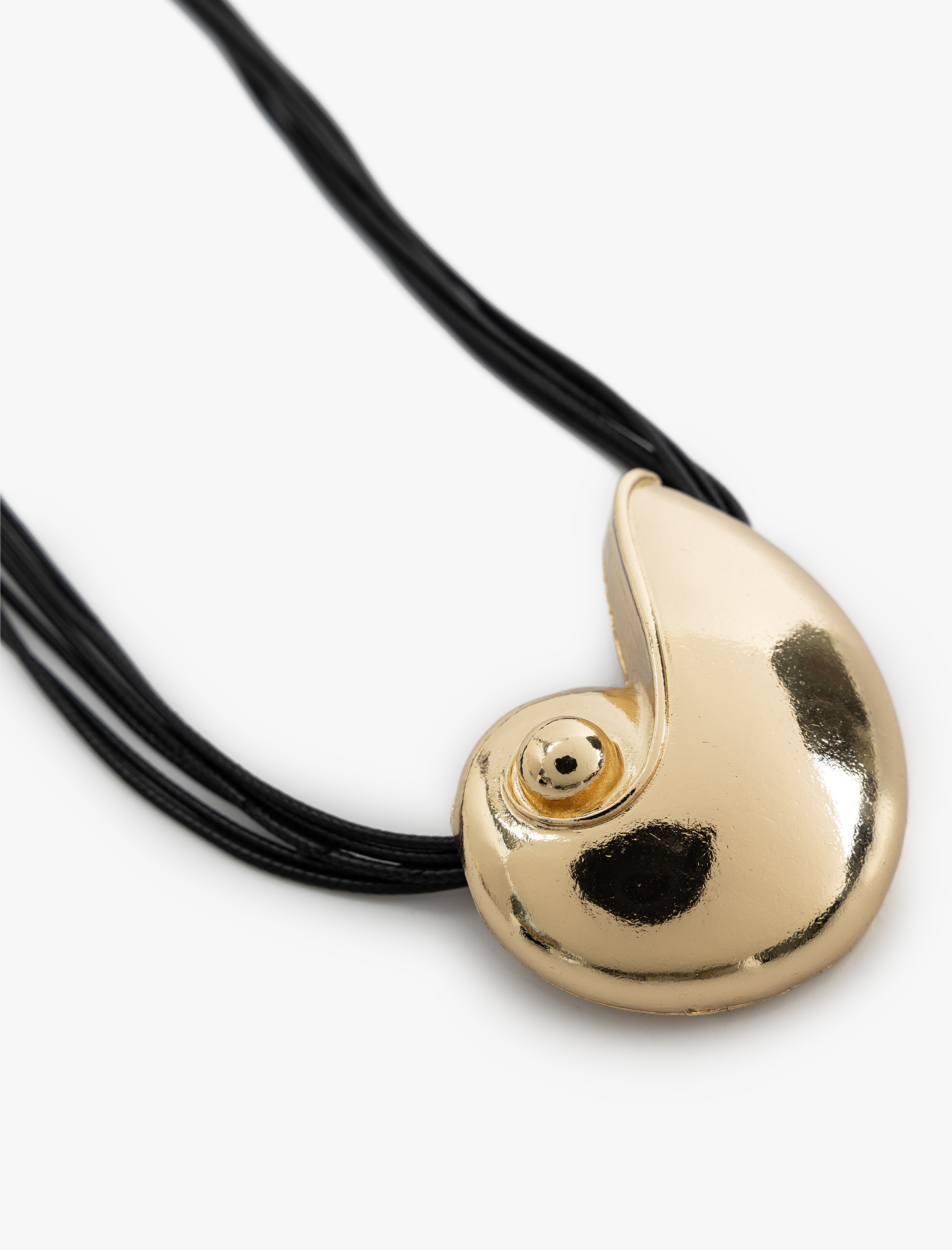  Kadın Modern Tasarımlı Deniz Kabuğu Detaylı Büyük Kolye - Koton X Sima Tarkan