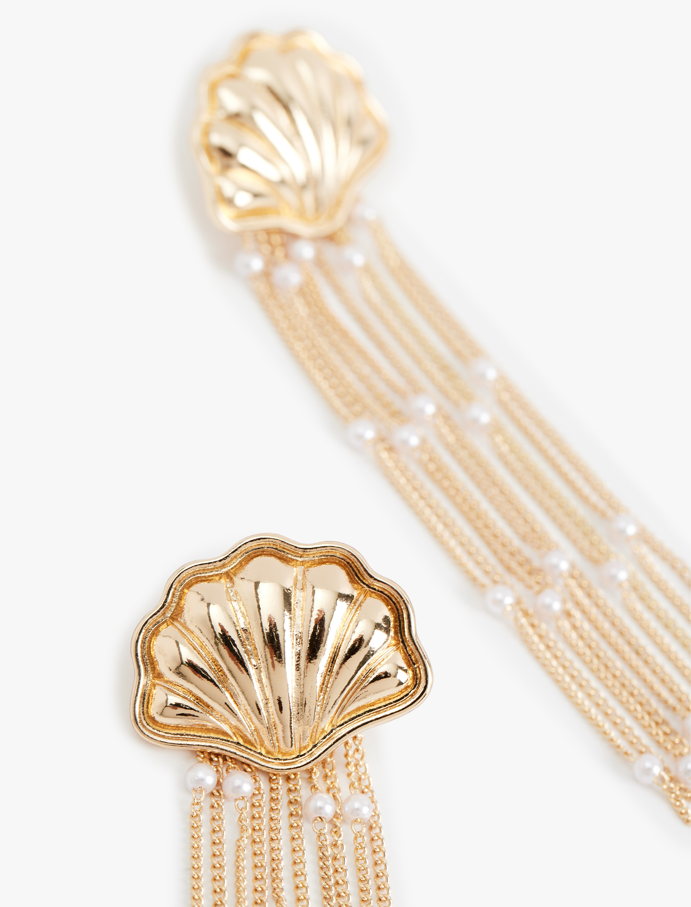  Kadın Büyük Boy Sallantılı Zincirli İnci Detaylı Deniz Kabuğu Küpe - Koton X Sima Tarkan