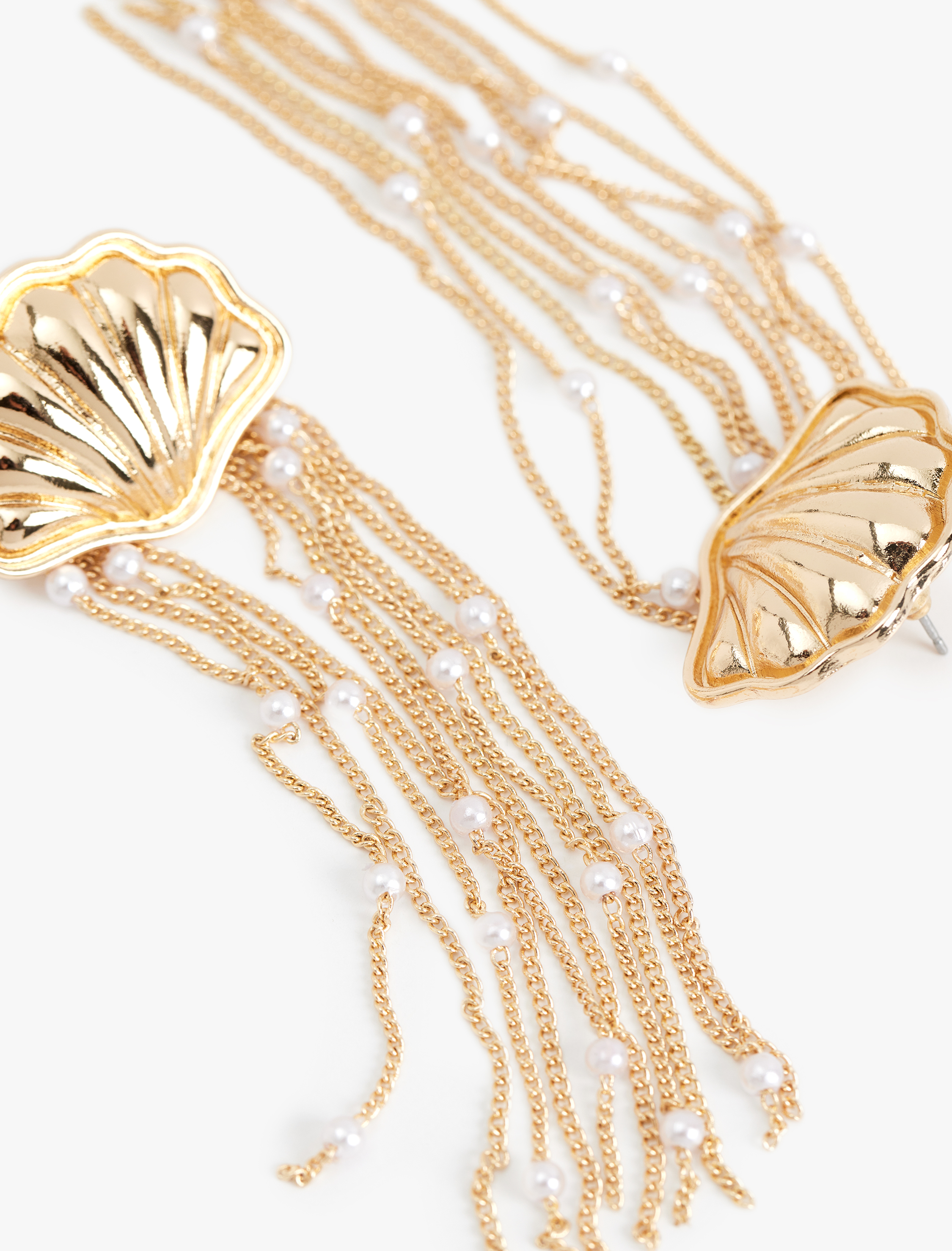  Kadın Büyük Boy Sallantılı Zincirli İnci Detaylı Deniz Kabuğu Küpe - Koton X Sima Tarkan