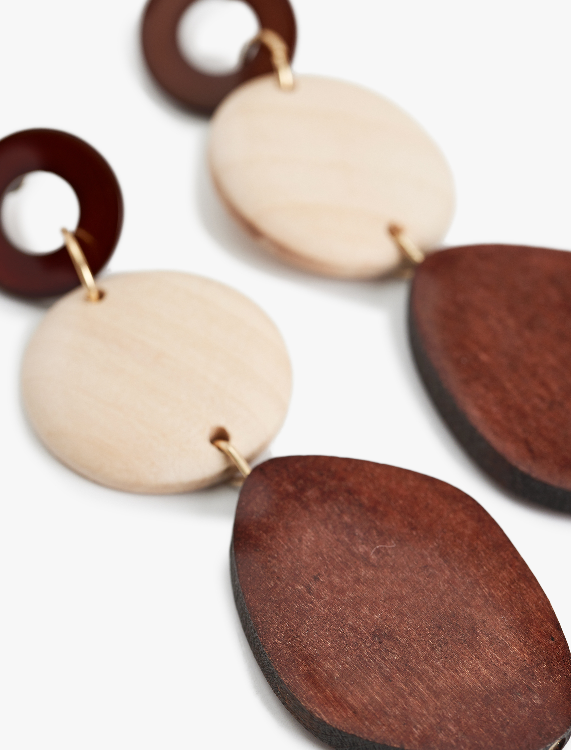  Kadın Büyük Boy Sallantılı Ahşap Geometrik Küpe - Koton X Sima Tarkan