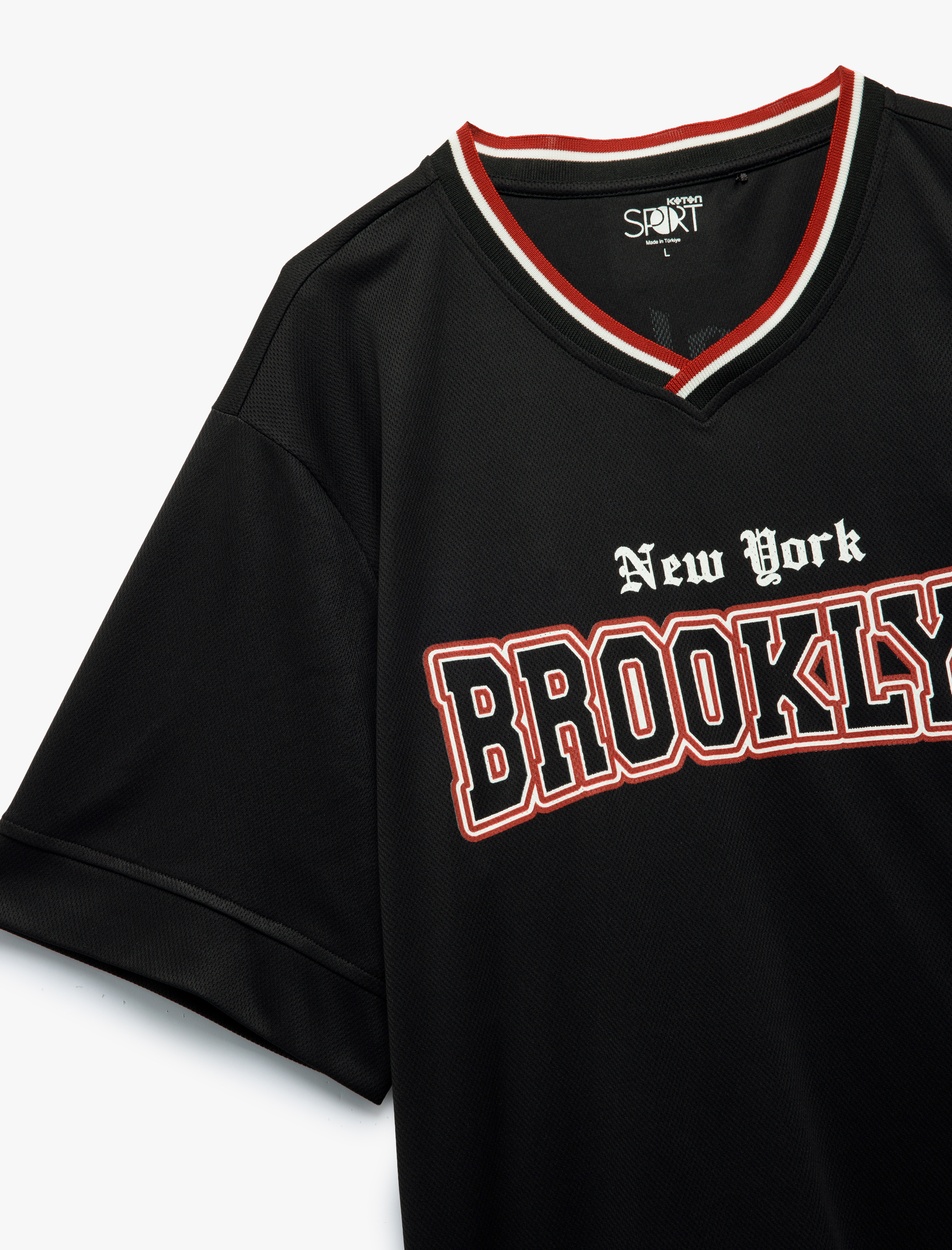   V Yaka Kısa Kollu Kolej Baskılı Spor Tişört