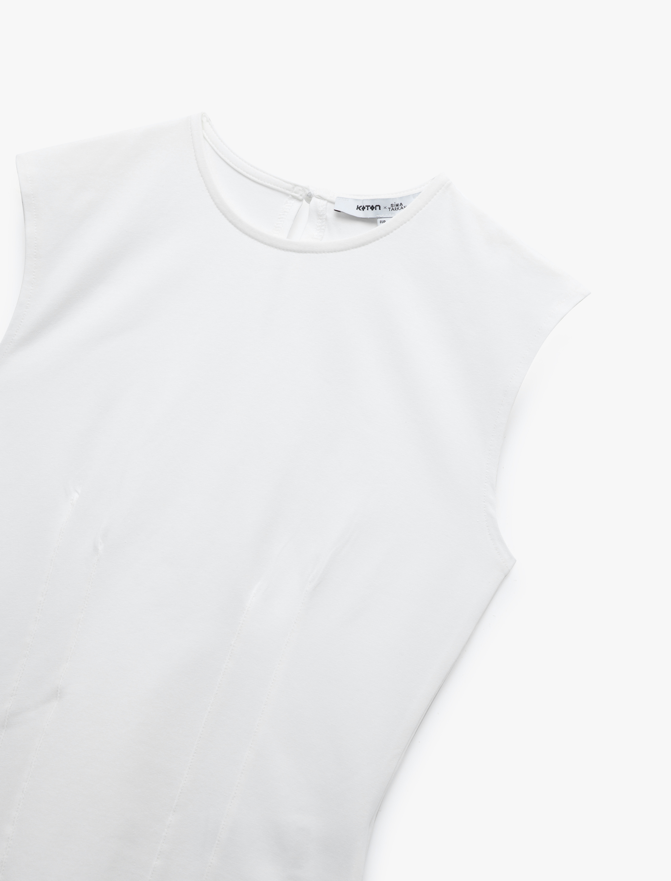   Koton X Sima Tarkan - Pamuklu Slim Fit Arkadan Kapama Detaylı Sıfır Kol Tişört