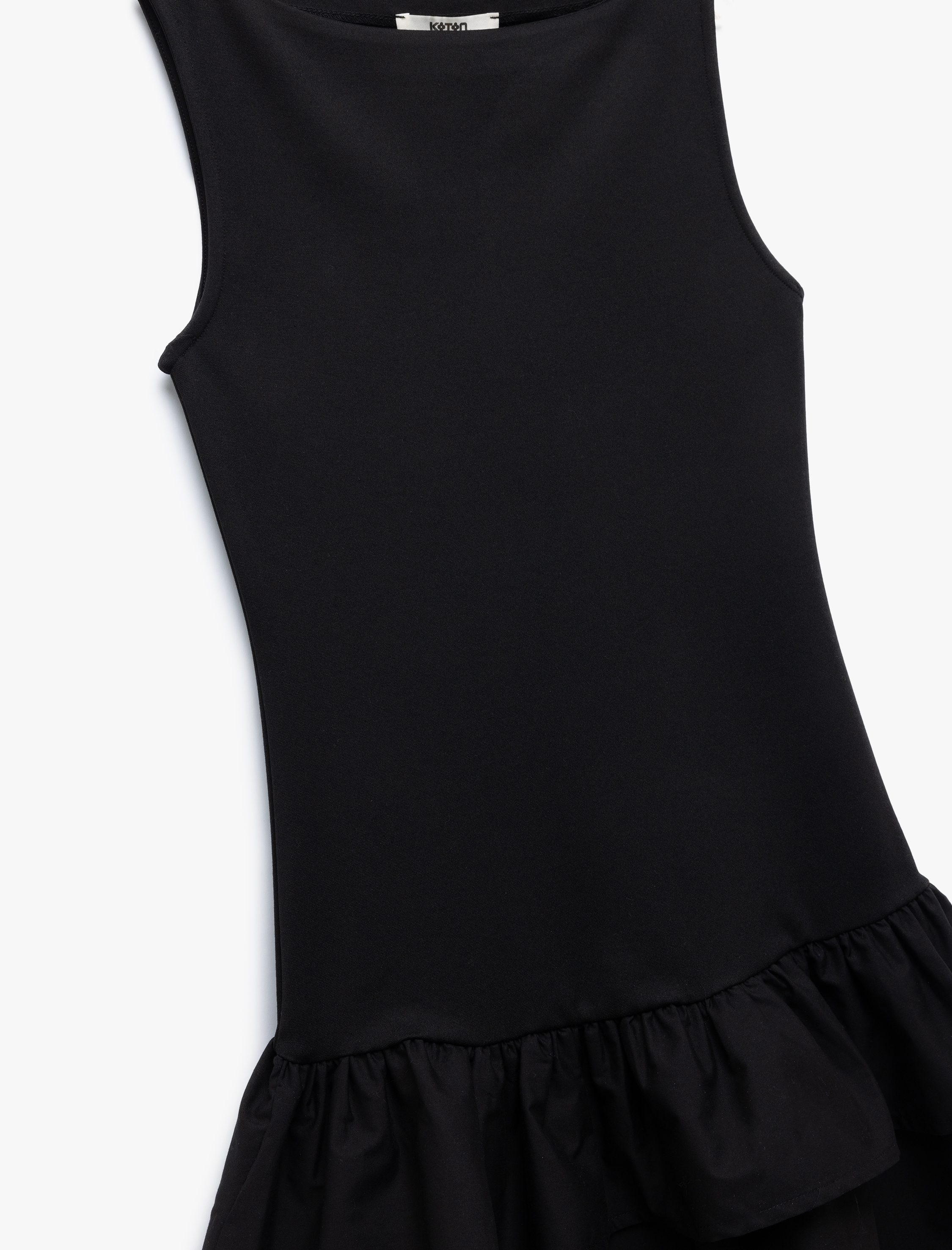 Slim Fit Kat Kat Fırfırlı Volanlı Kayık Yaka Kolsuz Mini Elbise