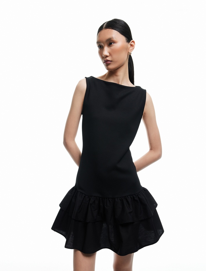  Slim Fit Kat Kat Fırfırlı Volanlı Kayık Yaka Kolsuz Mini Elbise