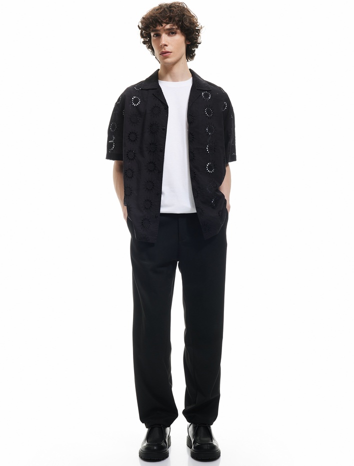  Regular Fit Pamuklu Devrik Yaka Brodeli Kısa Kollu Gömlek