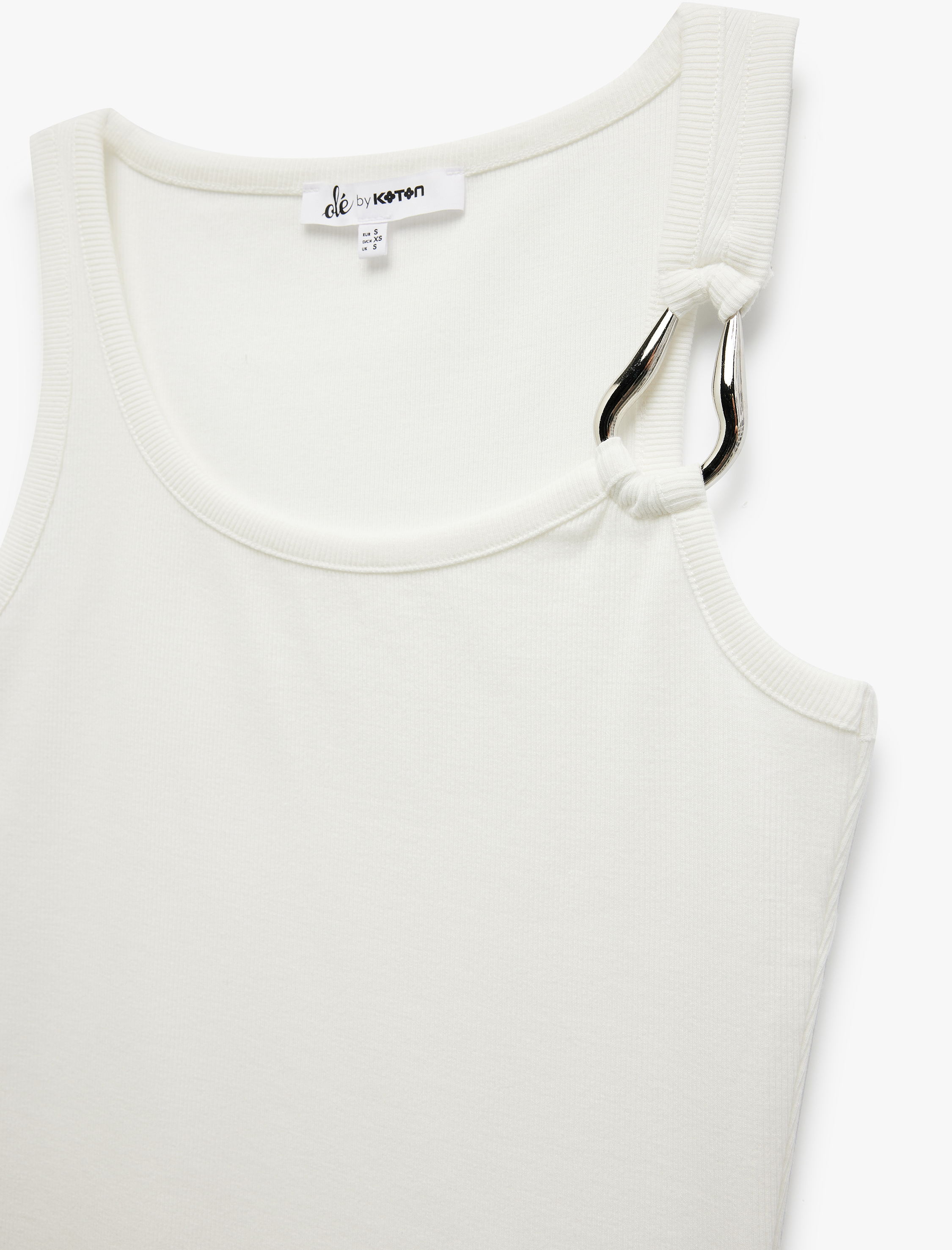   Asimetrik Yaka Metal Aksesuarlı Dar Kesim Kolsuz Bluz