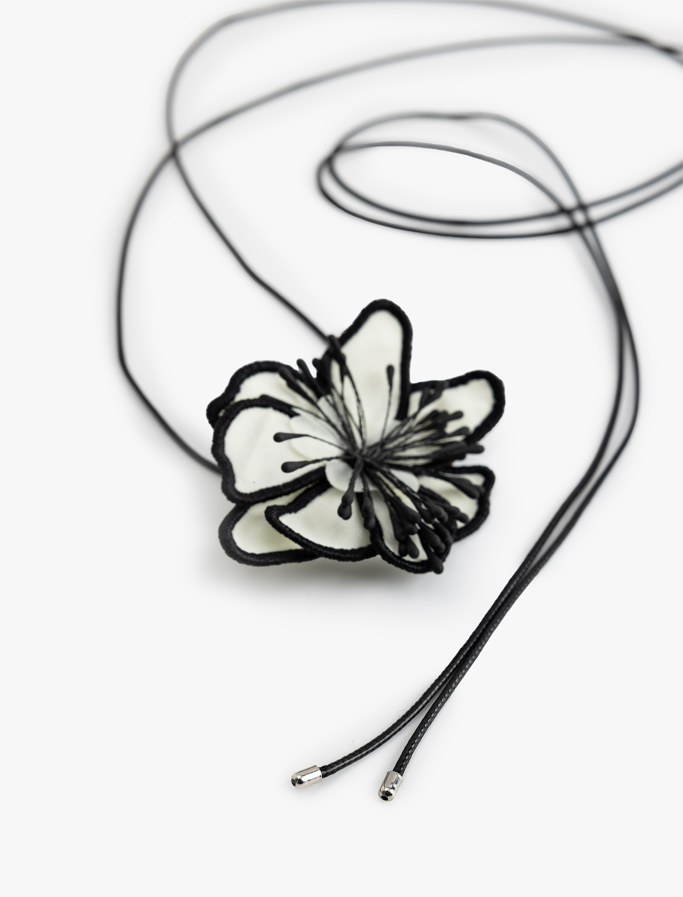  Kadın Çiçek Detaylı Uzun İpli Kolye