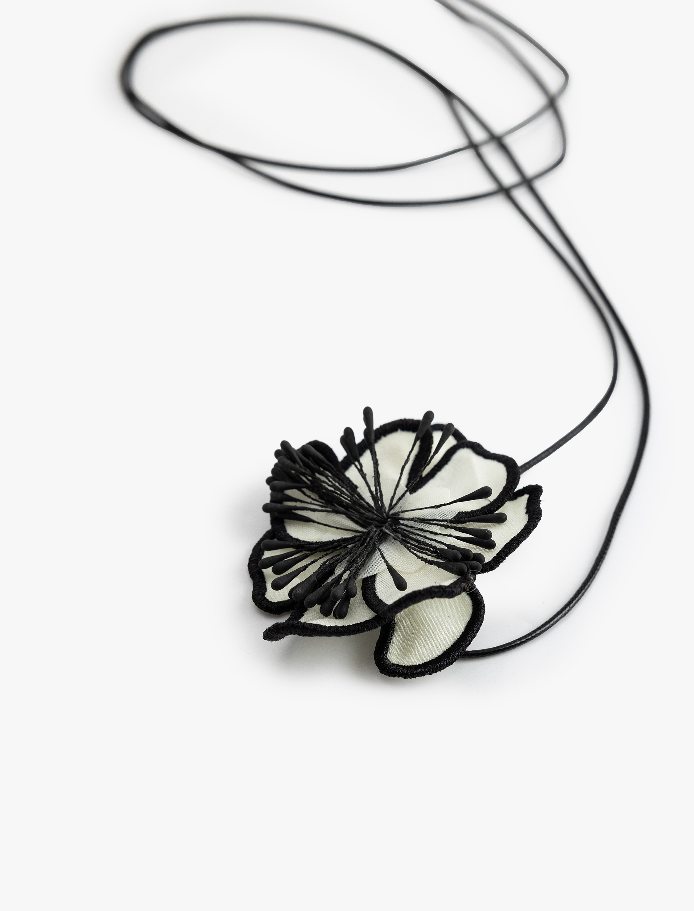  Kadın Çiçek Detaylı Uzun İpli Kolye