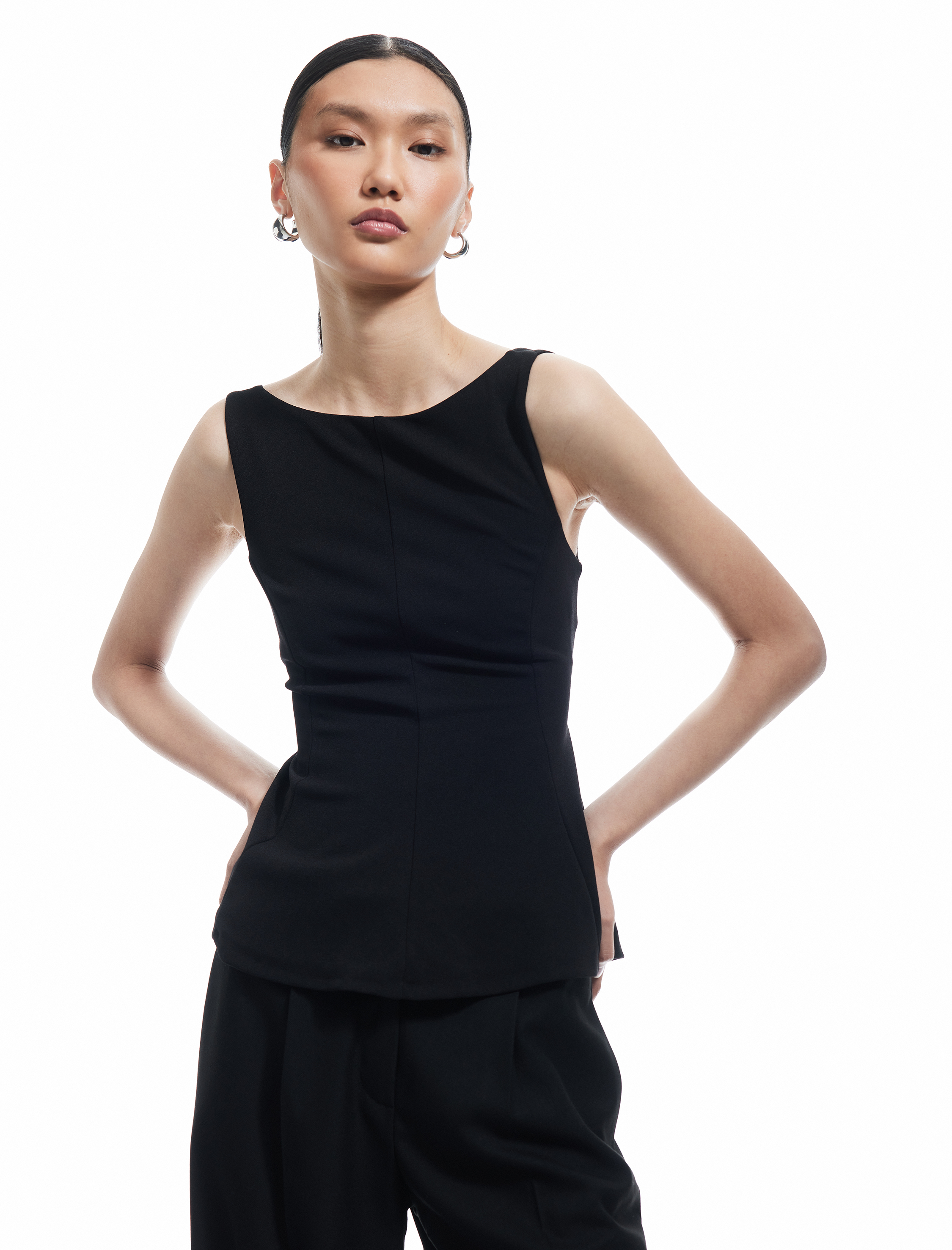   Sırt Dekolteli Fiyonk Detaylı Kolsuz Bluz