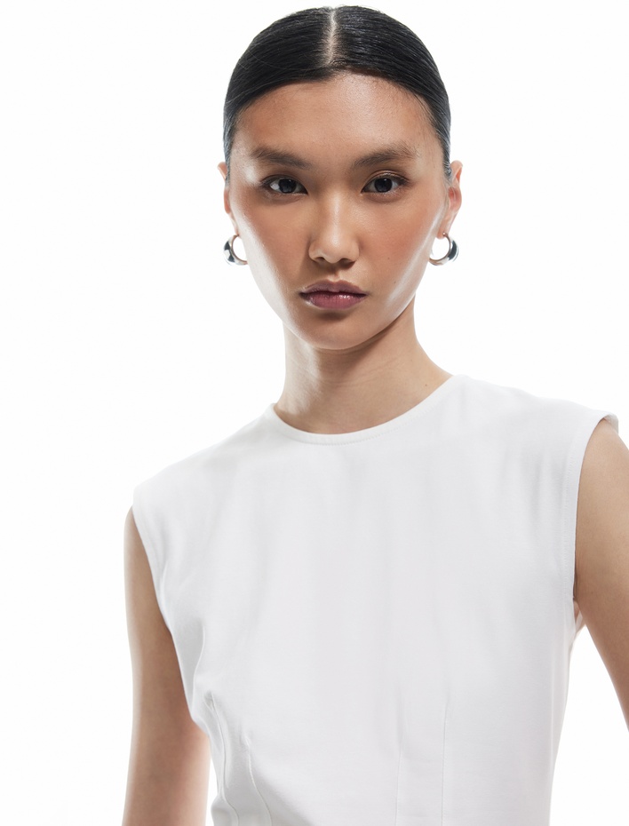  Koton X Sima Tarkan - Pamuklu Slim Fit Arkadan Kapama Detaylı Sıfır Kol Tişört