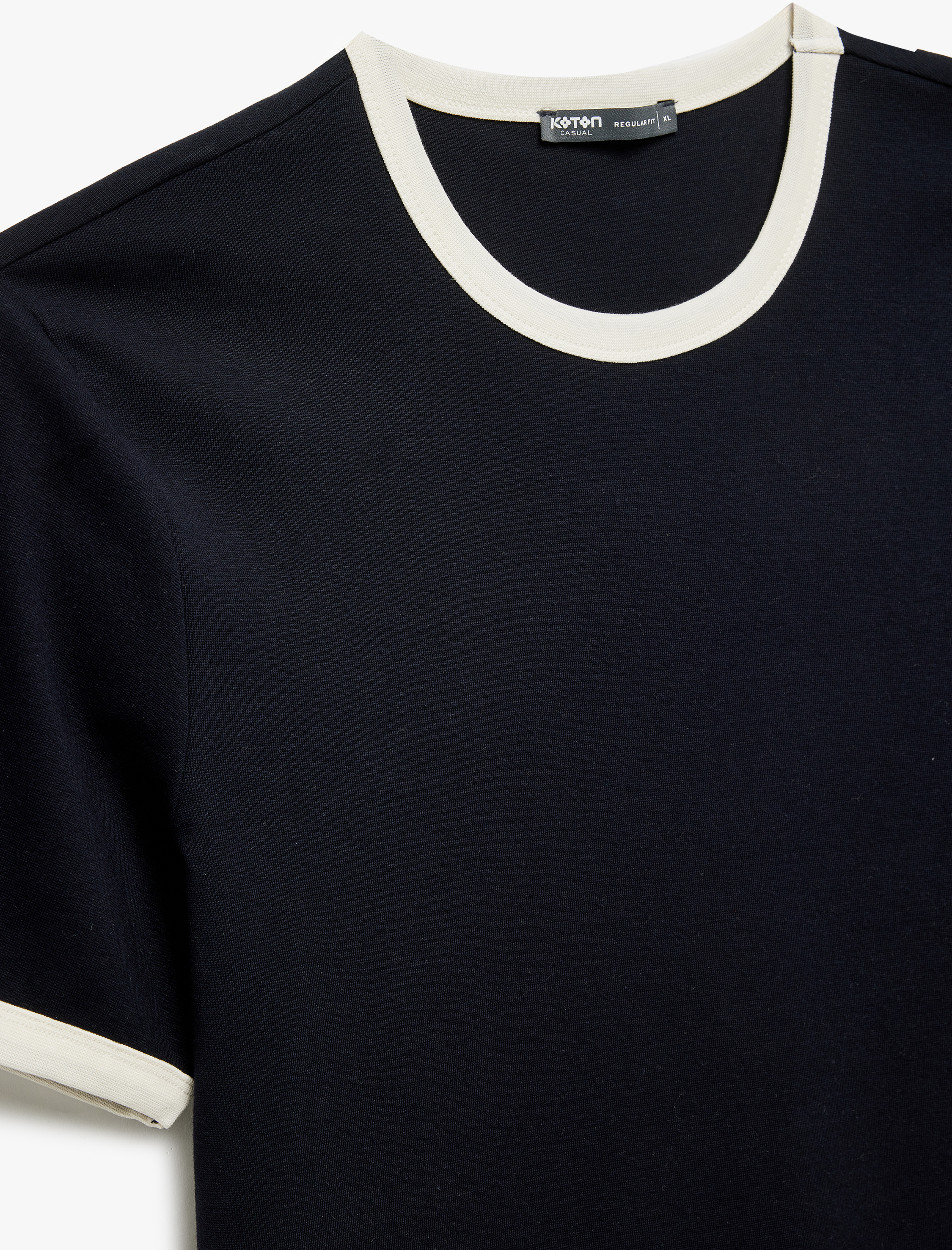   Pamuklu Regular Fit Biyeli Kısa Kollu Bisiklet Yaka Erkek Tişört