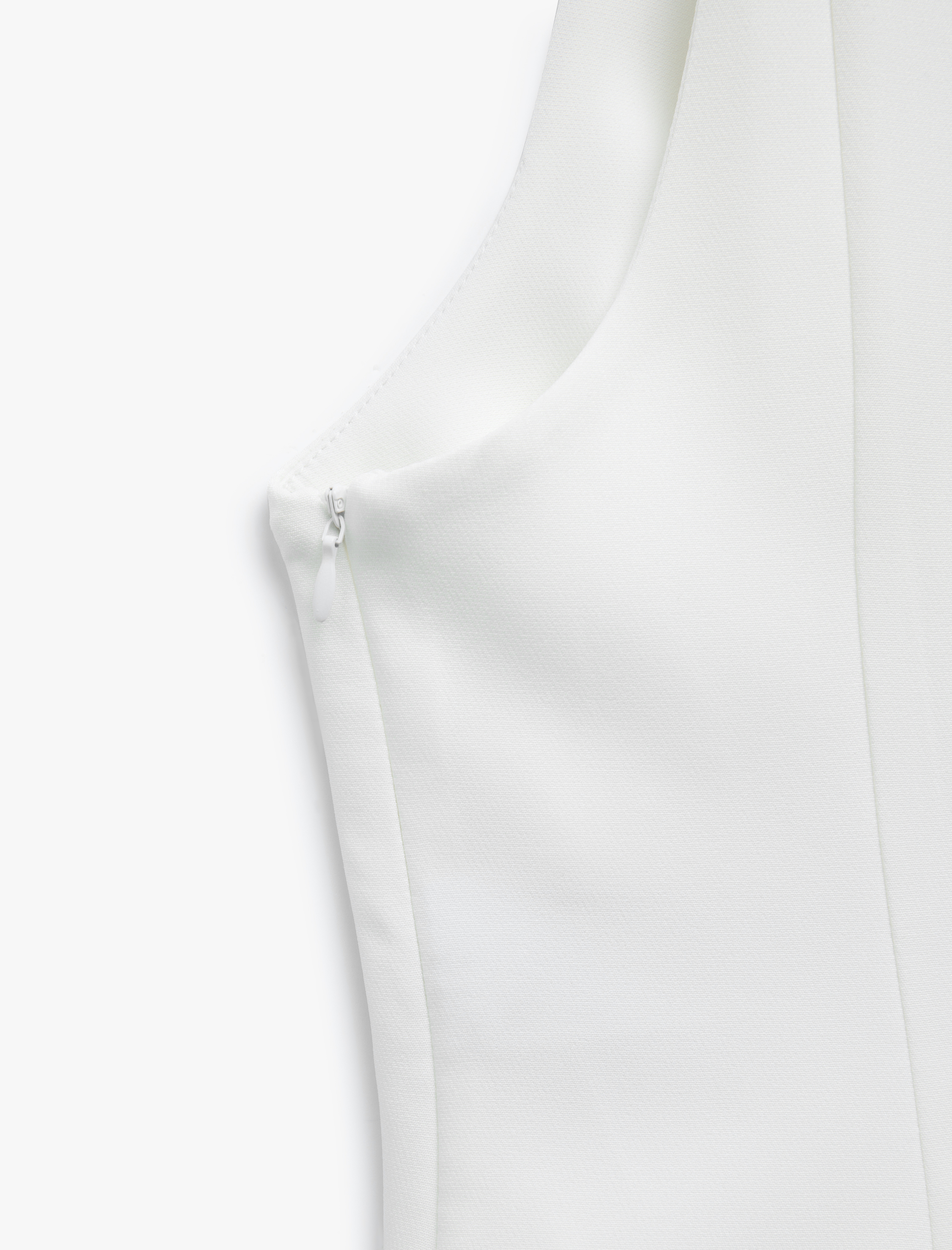   Volümlü Kolsuz Kare Yaka Bluz