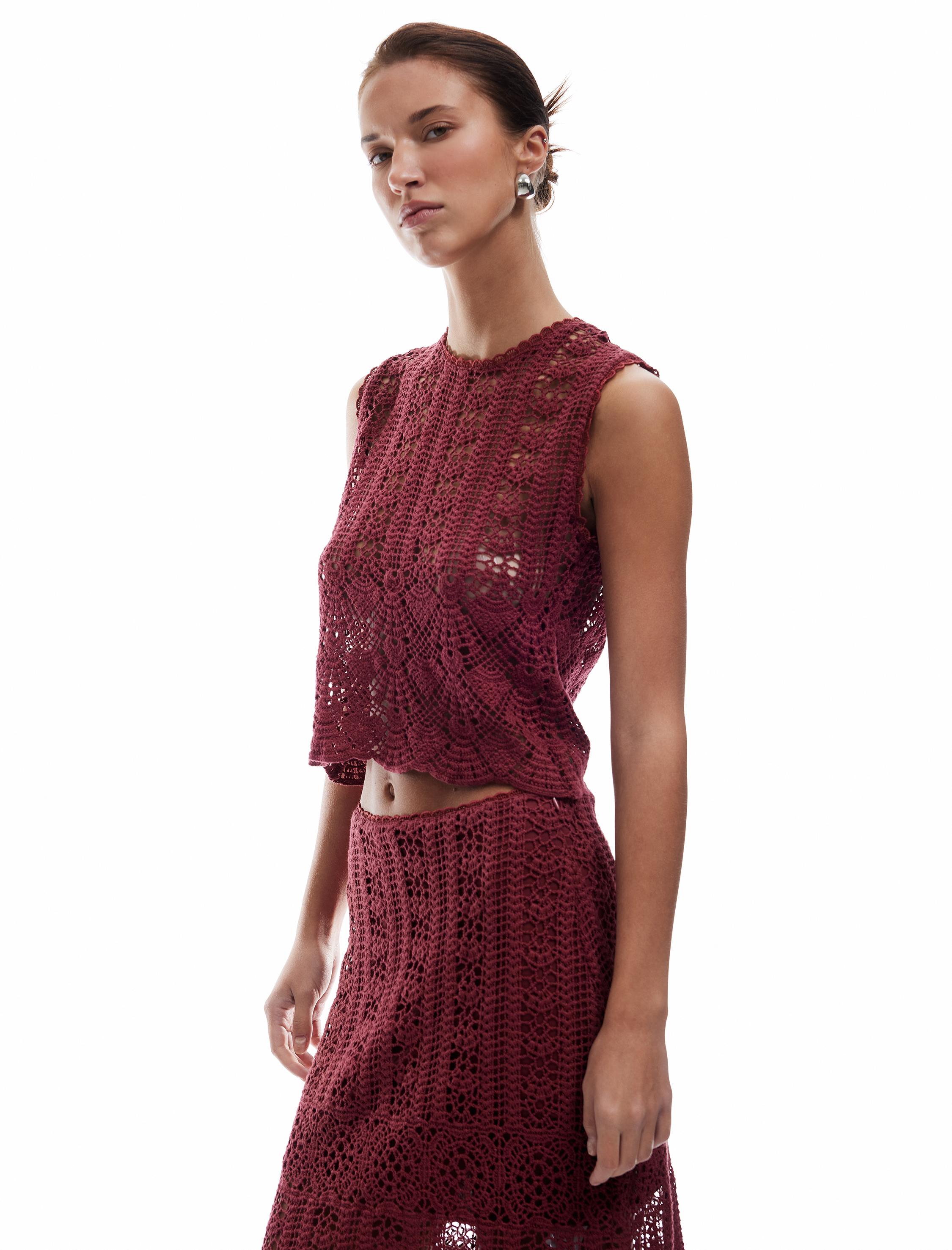   Dantel Detaylı Kolsuz Bisiklet Yaka Ajurlu Kroşe Bluz