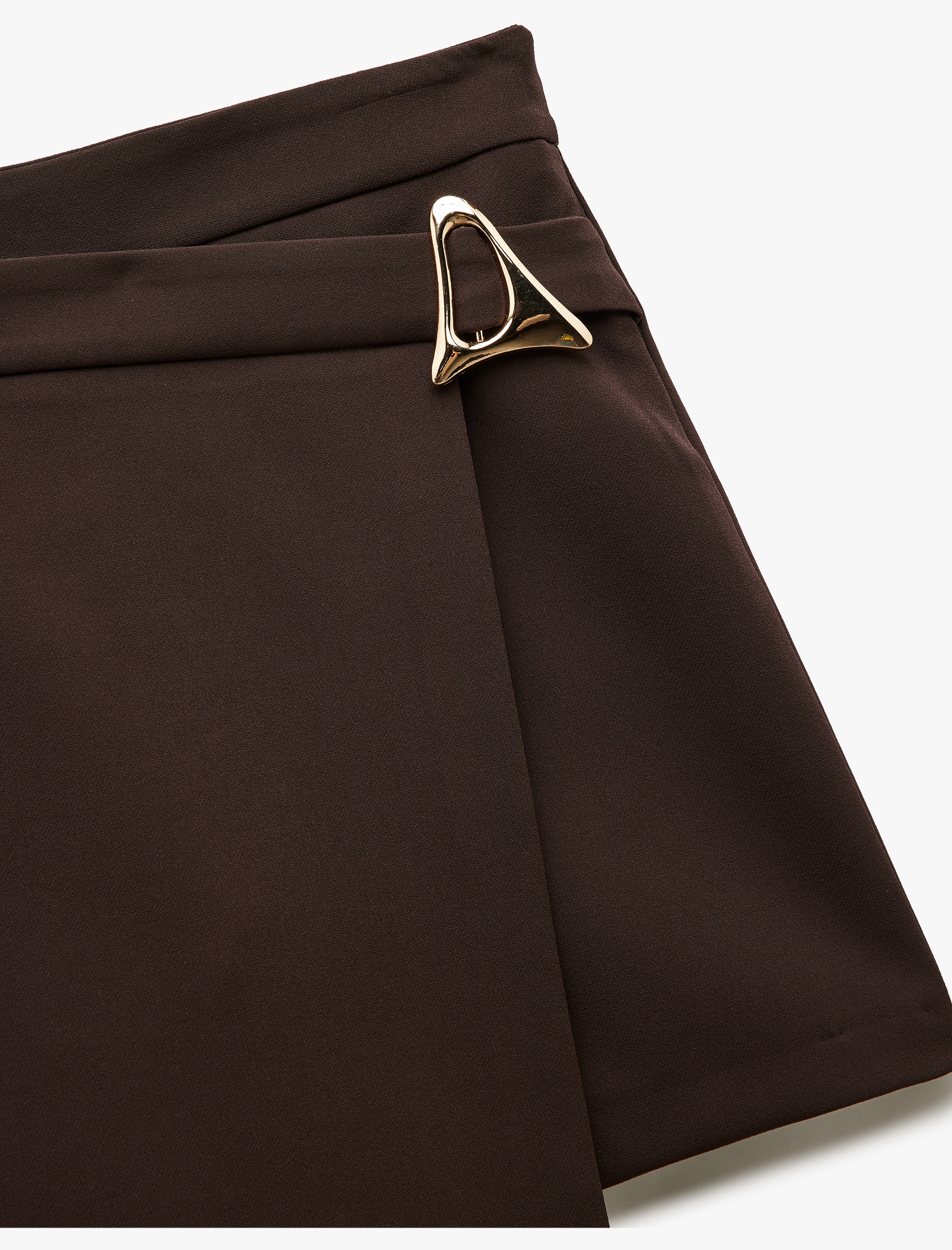   Metal Aksesuar Detaylı Kruvaze Mini Şort Etek