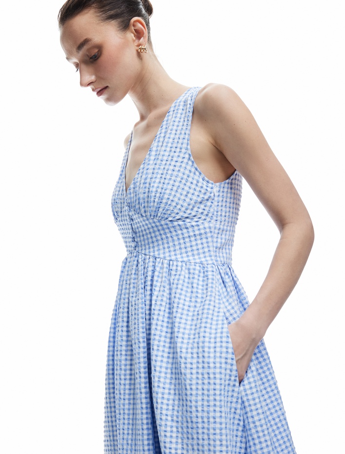  Düğmeli Kolsuz Pötikare Desenli V Yaka Uzun Elbise