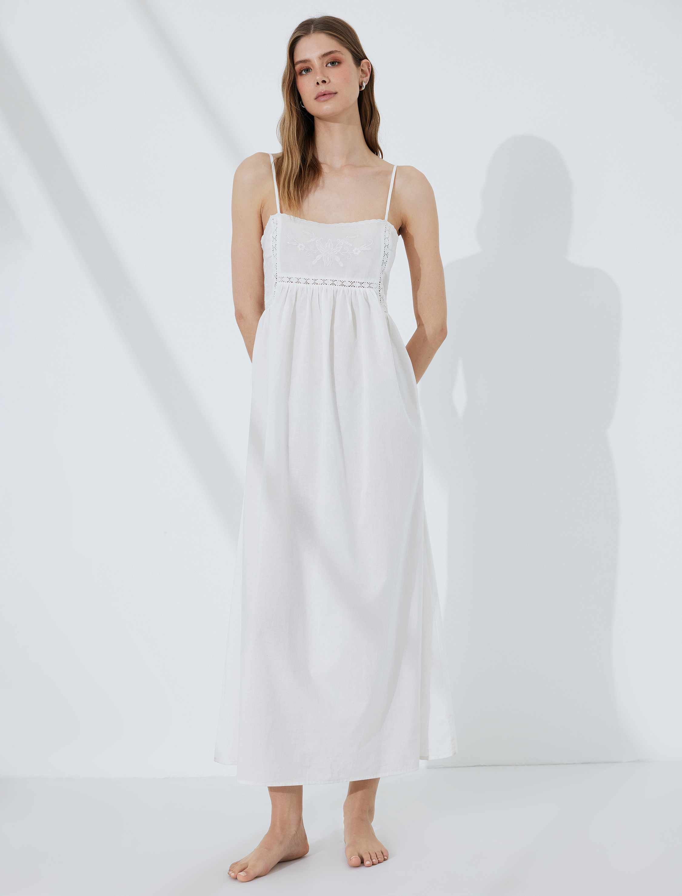   Kolsuz Pamuklu Brodeli Fistolu Kare Yaka Askılı Uzun Gecelik