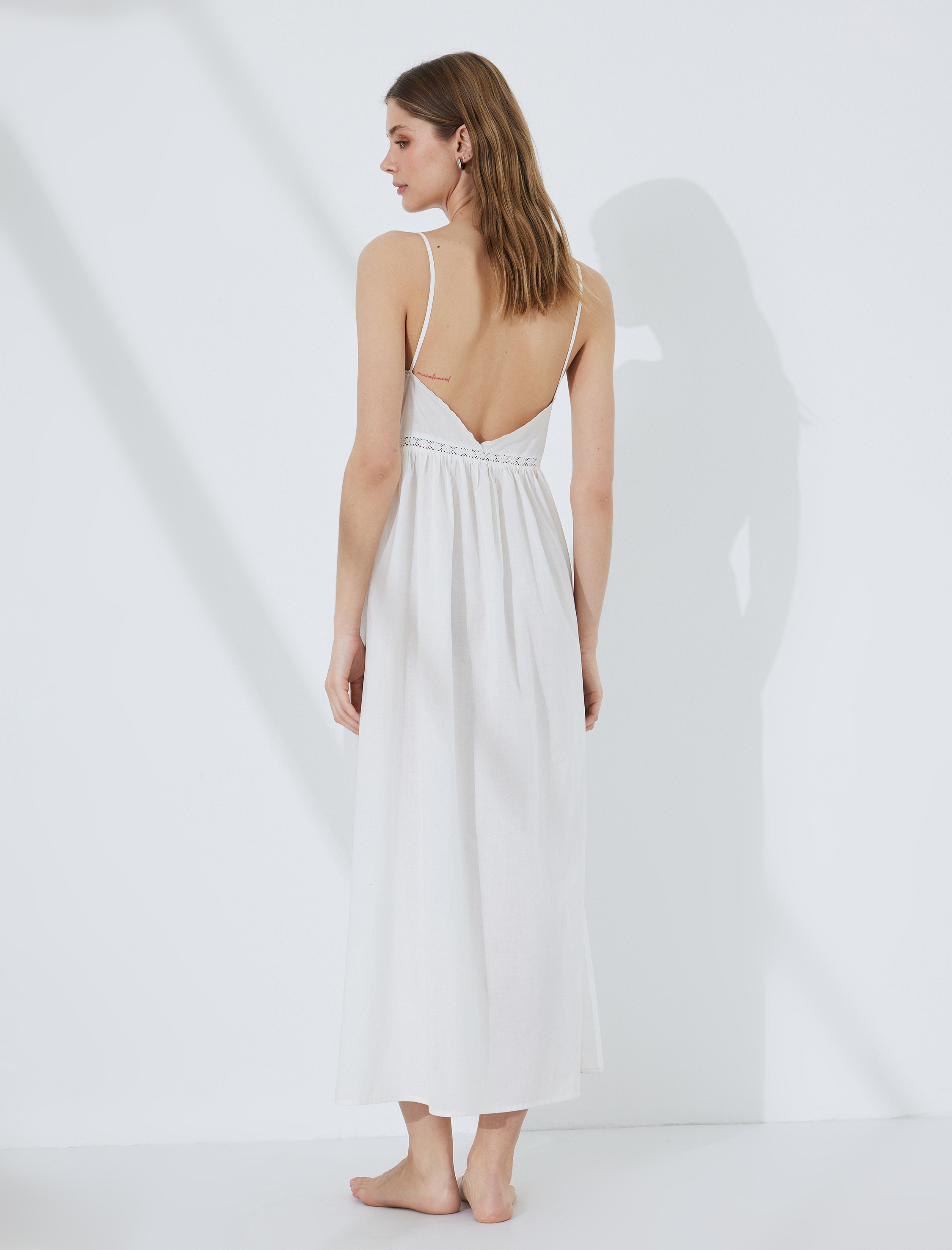   Kolsuz Pamuklu Brodeli Fistolu Kare Yaka Askılı Uzun Gecelik