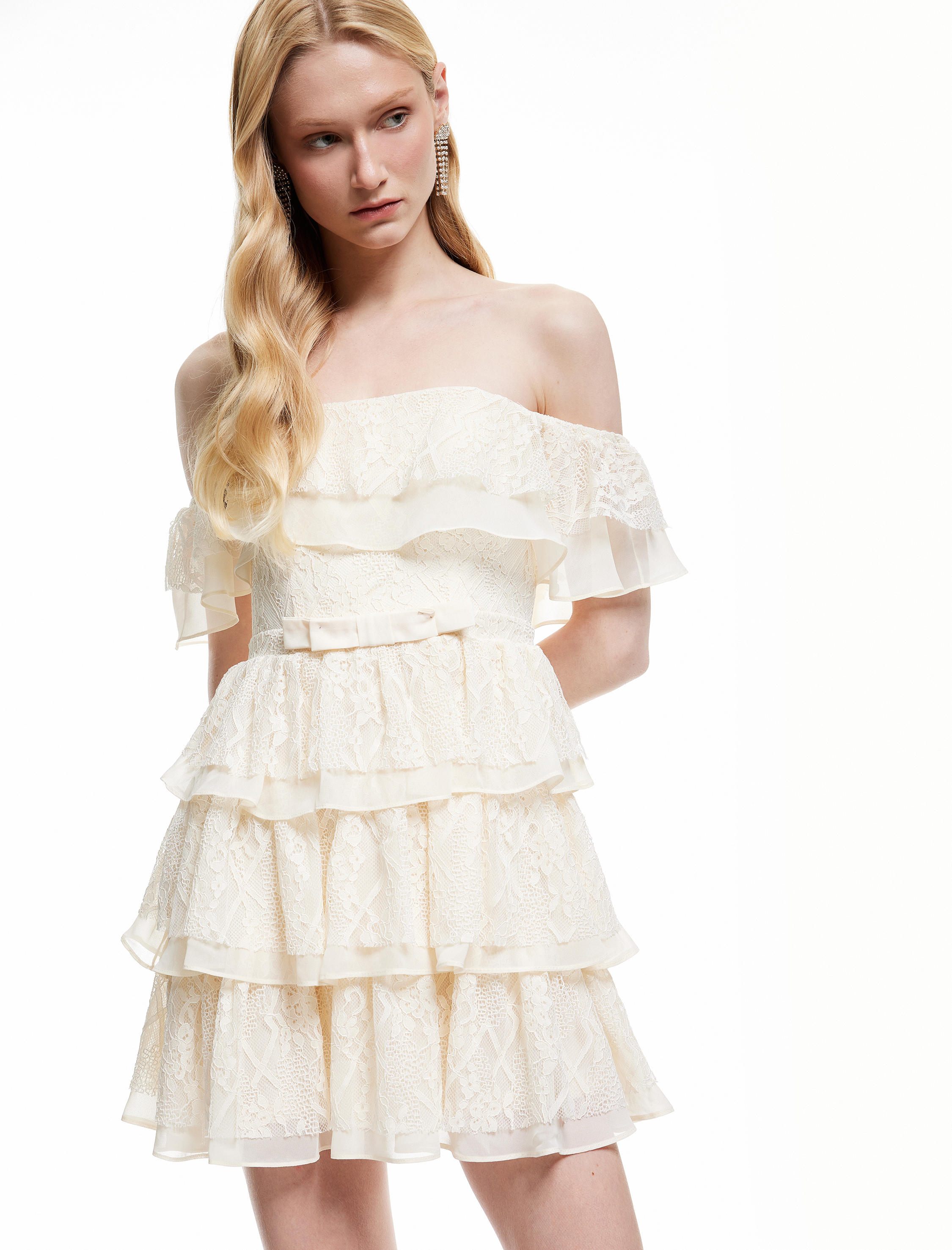   Omzu Açık Madonna Yaka Dantel Detaylı Katlı Fiyonklu Mini Elbise