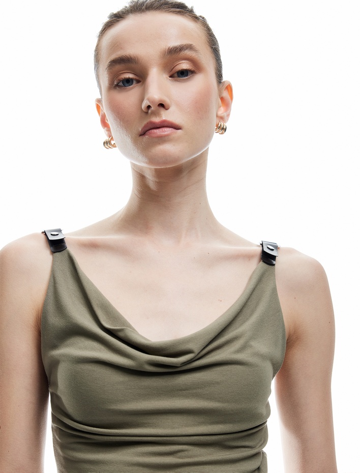  Koton X Sima Tarkan - Aksesuar Detaylı Degaje Yaka Askılı Bluz