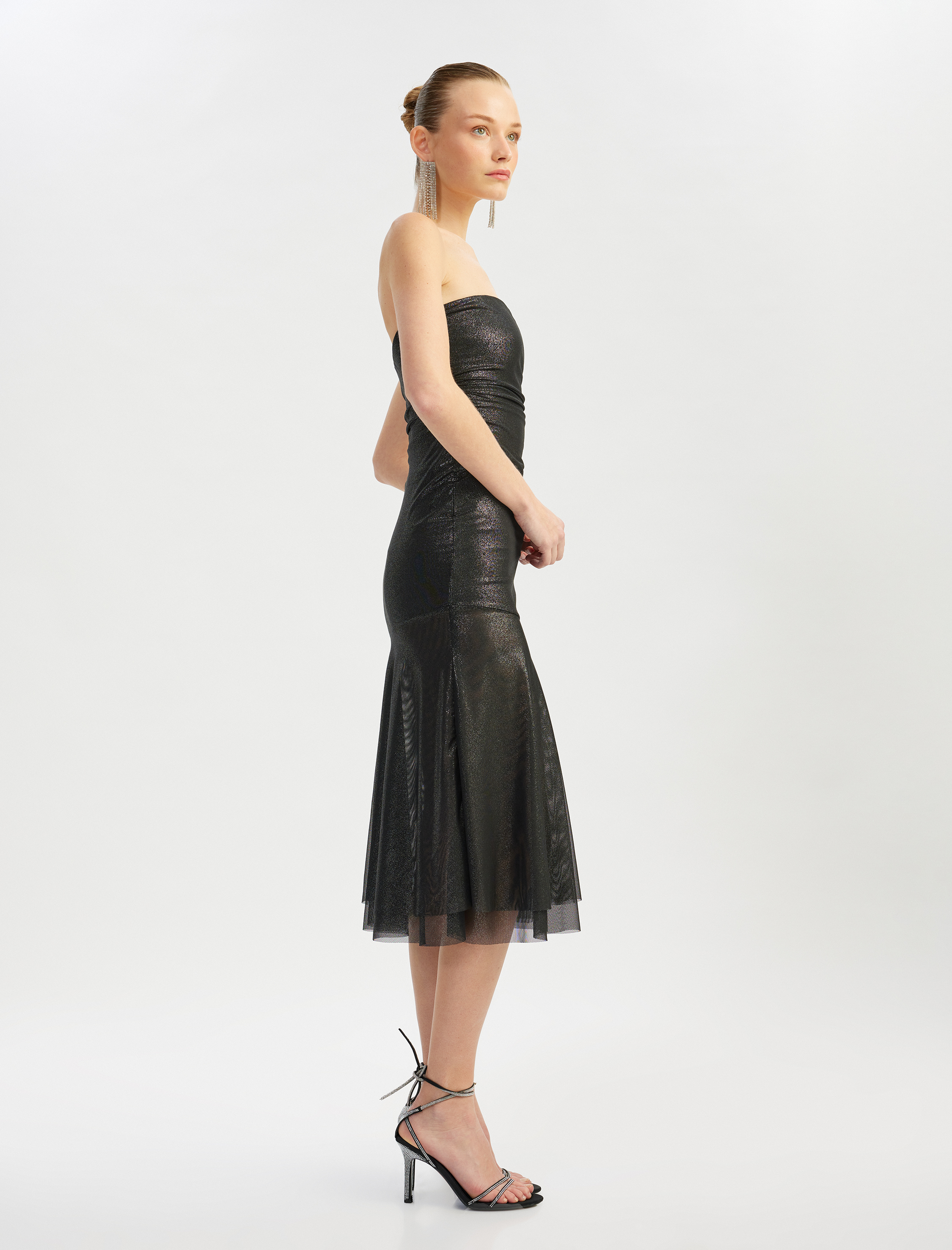 Simli Straplez Asimetrik Drapeli Volanlı Abiye Elbise