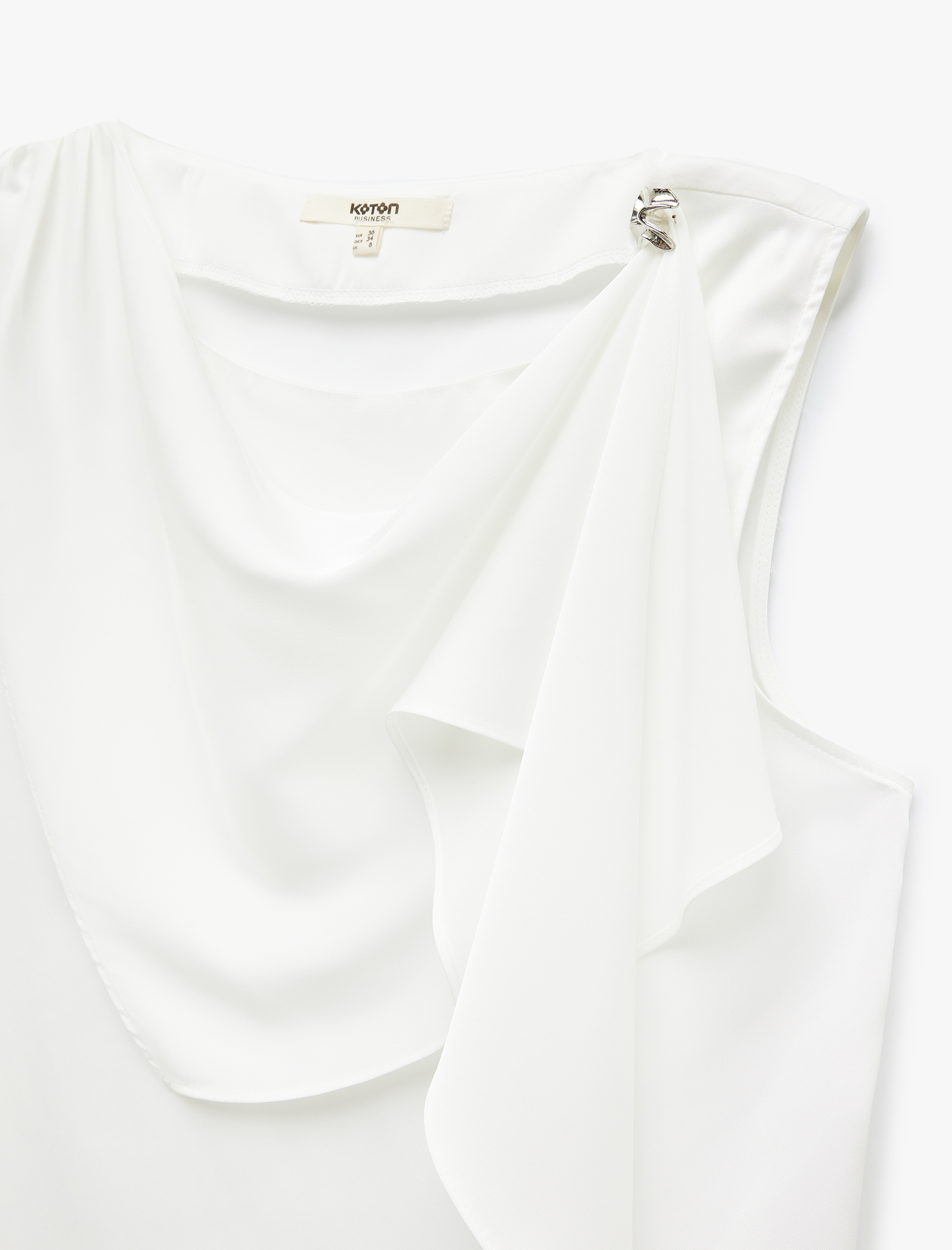   Aksesuar Detaylı Yuvarlak Dökümlü Yaka Kolsuz Saten Bluz