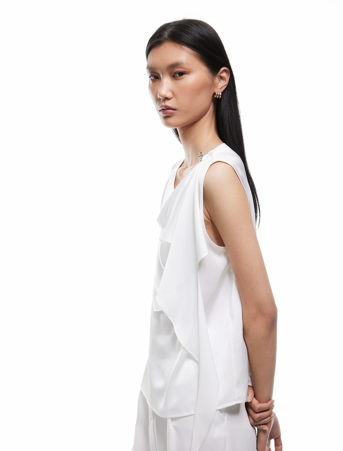  Aksesuar Detaylı Yuvarlak Dökümlü Yaka Kolsuz Saten Bluz